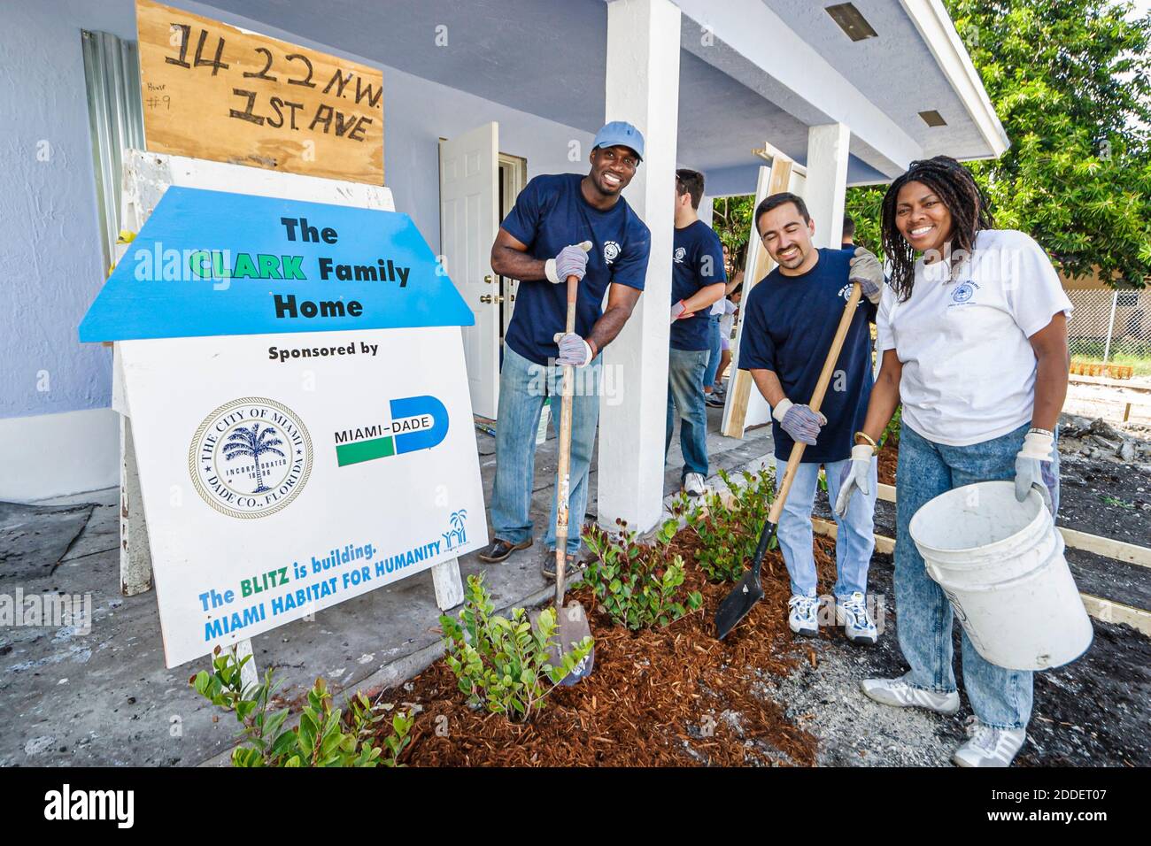 Miami Florida, Overtown Habitat for Humanity, Freiwillige beim Bau eines neuen Hauses mit niedrigem Einkommen in der Innenstadt, Landschaftsgestaltung Pflanzen Sträucher Bäume Schwarz H Stockfoto