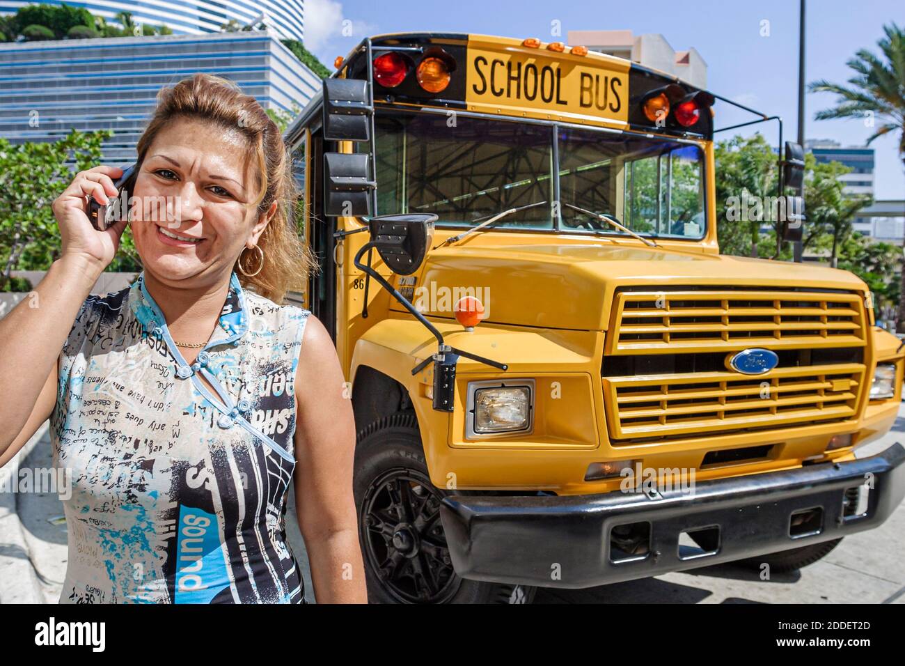 Miami Florida, hispanische Frau weibliche Schulbusfahrerin, mit Talking Talks Smartphone, Stockfoto