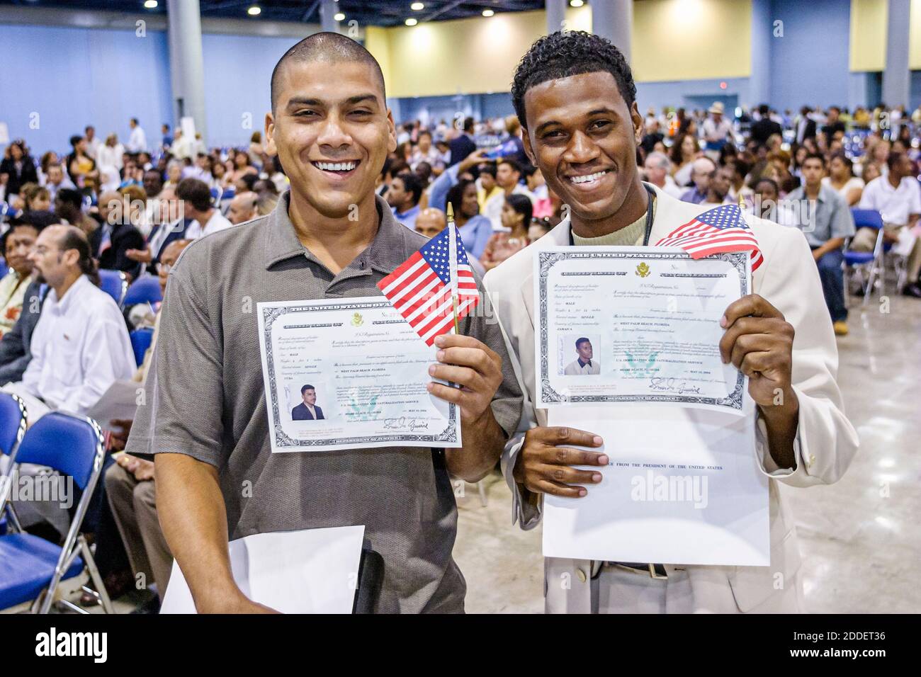 Florida, Miami Beach Convention Center, Einbürgerungszeremonie, Einwanderer Hispanic Black man Männer neue Bürger mit Zertifikaten Dokumente Stockfoto
