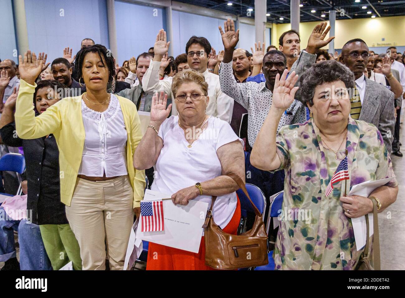 Florida, Miami Beach Convention Center, Zentrum, Einbürgerungszeremonie Eid of Citizenship Pledge Allegiance, Immigranten im Besitz kleiner Miniatur Stockfoto