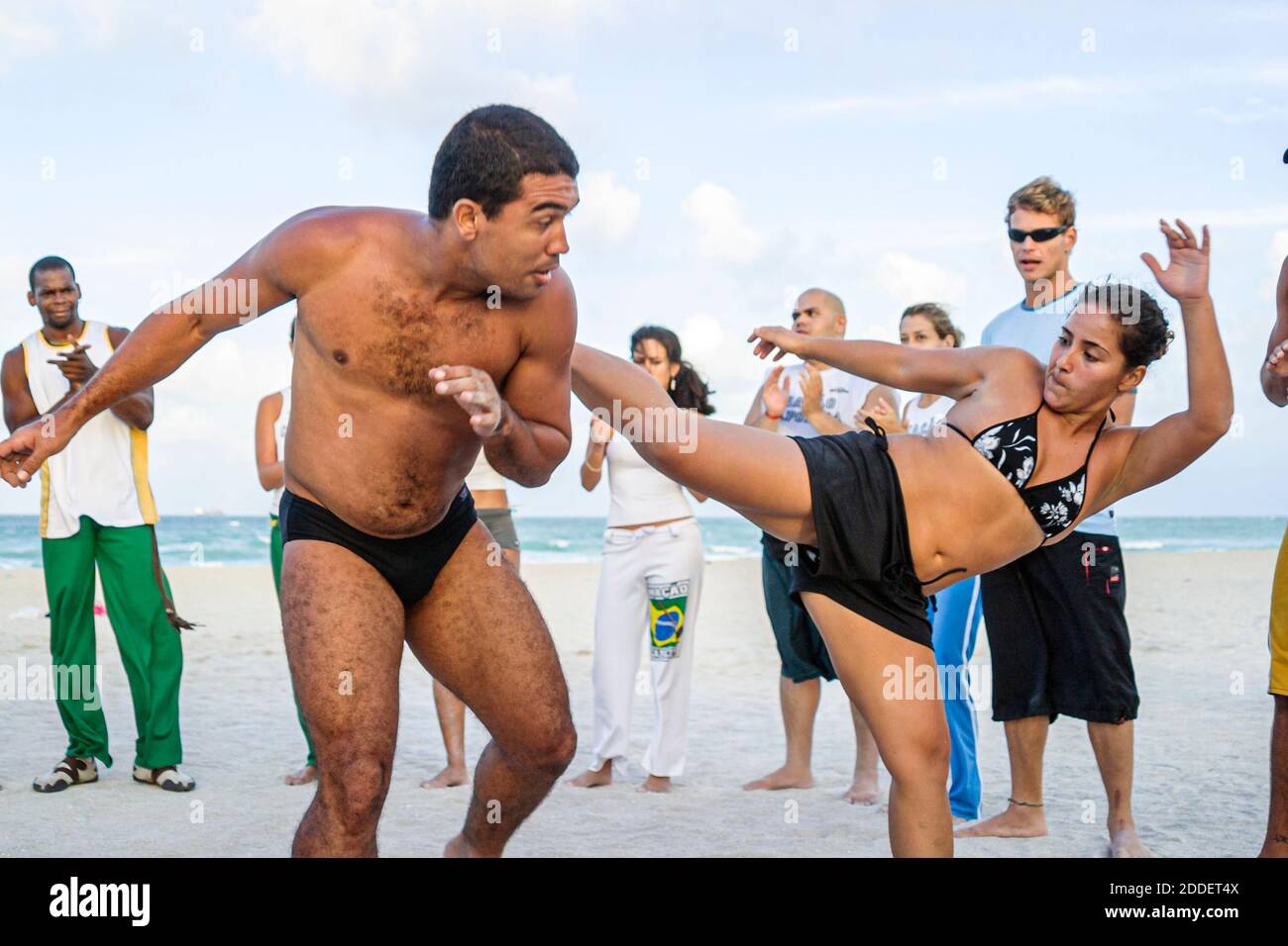 Miami Beach Florida, Atlantikküste, brasilianische Capoeira Selbstverteidigungsdemonstration, hispanische Frau, kickender Mann, Stockfoto