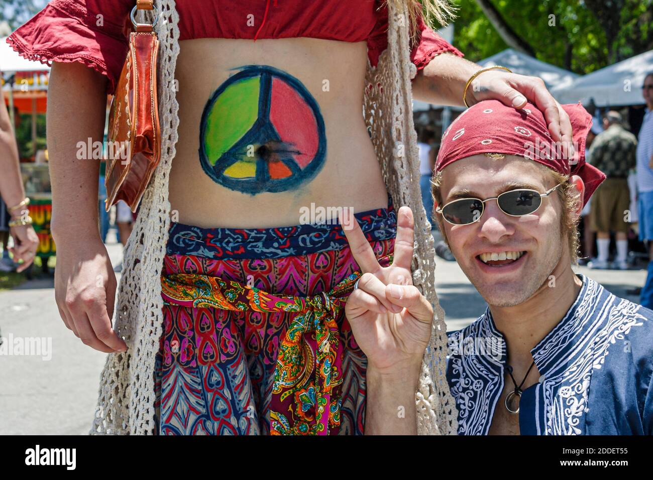North Miami Beach Florida, Miami Dade Parks, Greynolds Park Liebe in Veranstaltung feiern Kultur der 1960er Jahre, Hippie Kleidung Wettbewerb Modenschau, Teilnehmer Smili Stockfoto