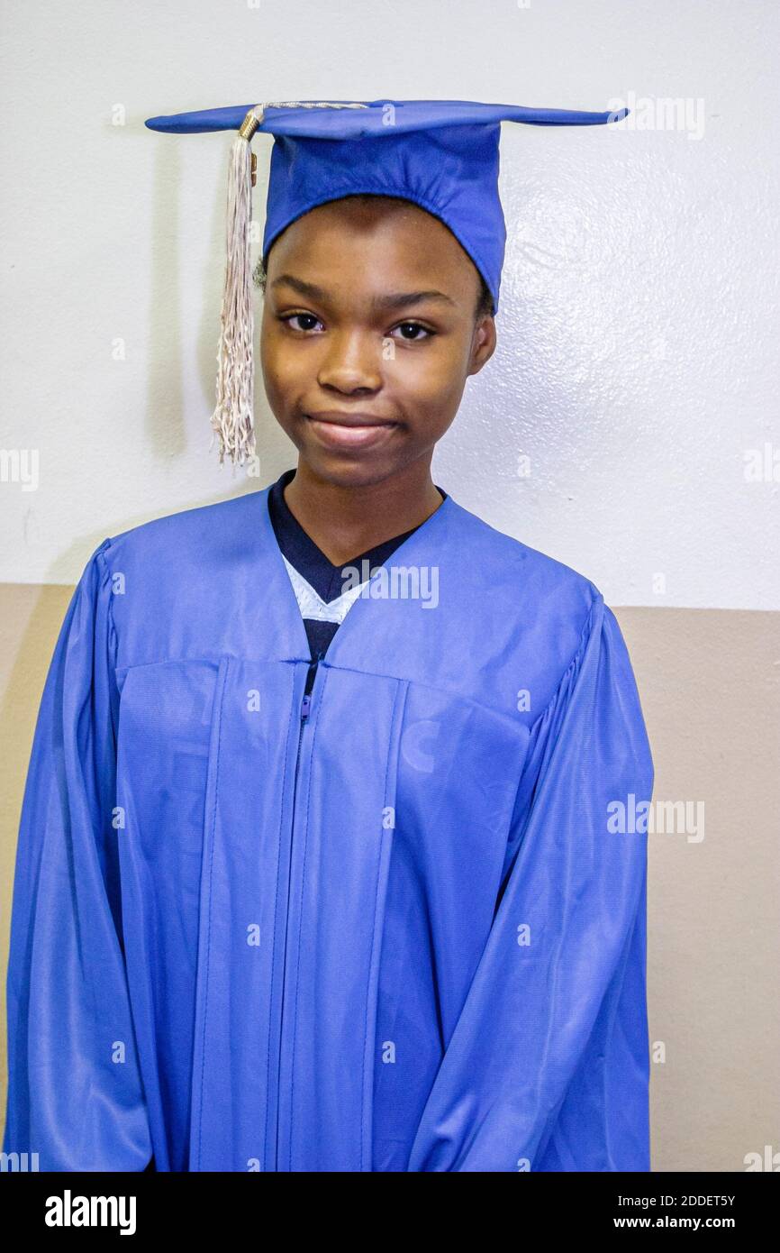 Miami Florida, Little Haiti Edison Park Grundschule Career Day, Schüler Schwarze Mädchen Abschluss Kleid Outfit Mütze trägt tragen, Stockfoto