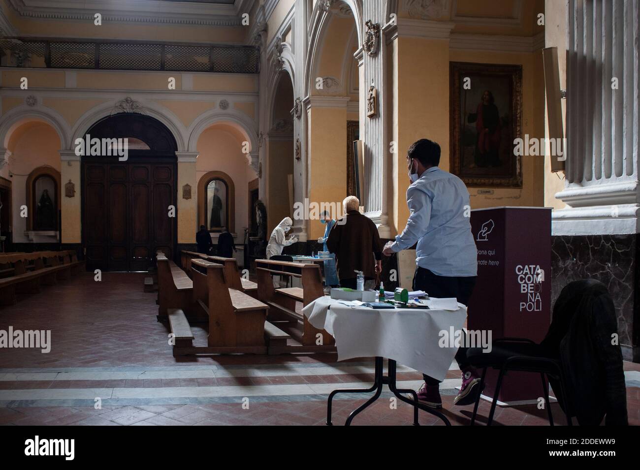 Neapel, Italien. November 2020. Innenansicht der Basilika während der Tests. Zu einem ermäßigten Preis, eine Initiative der Stiftung San Gennaro, der Verein „Sanità diritti Salute“ (SaDiSa) mit der Zusammenarbeit von Mele Pharmacy und der dritten Gemeinde von Neapel, Die Bewohner des Bezirks Sanità können an der Basilika San Severo die Abstrichproben der „Solidarität“ für die Covid 19 nehmen. Kredit: SOPA Images Limited/Alamy Live Nachrichten Stockfoto