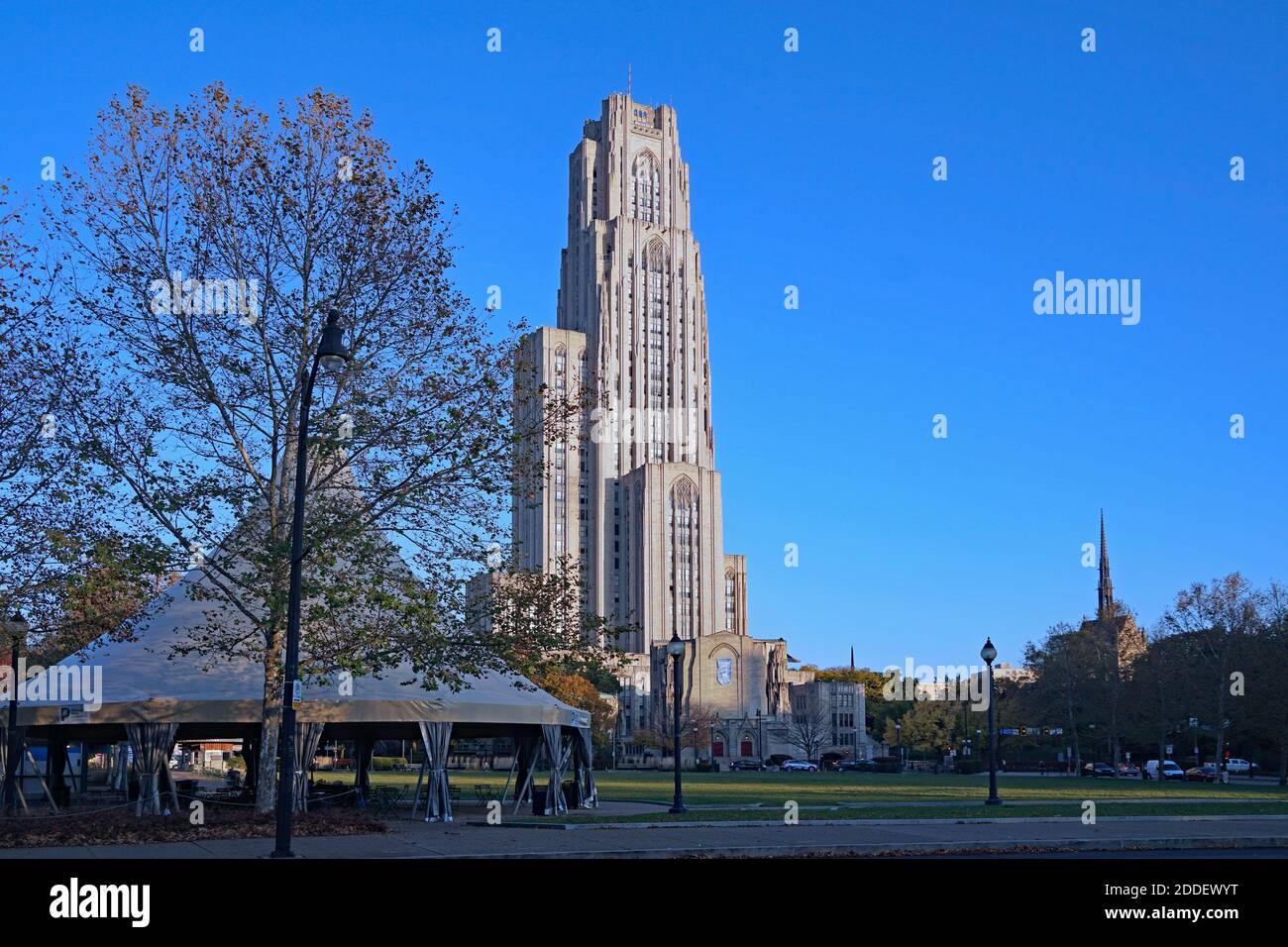 Pittsburgh, USA - 7. November 2019: Ein Wolkenkratzer im gotischen Stil, bekannt als die Kathedrale des Lernens an der Universität von Pittsburgh Stockfoto