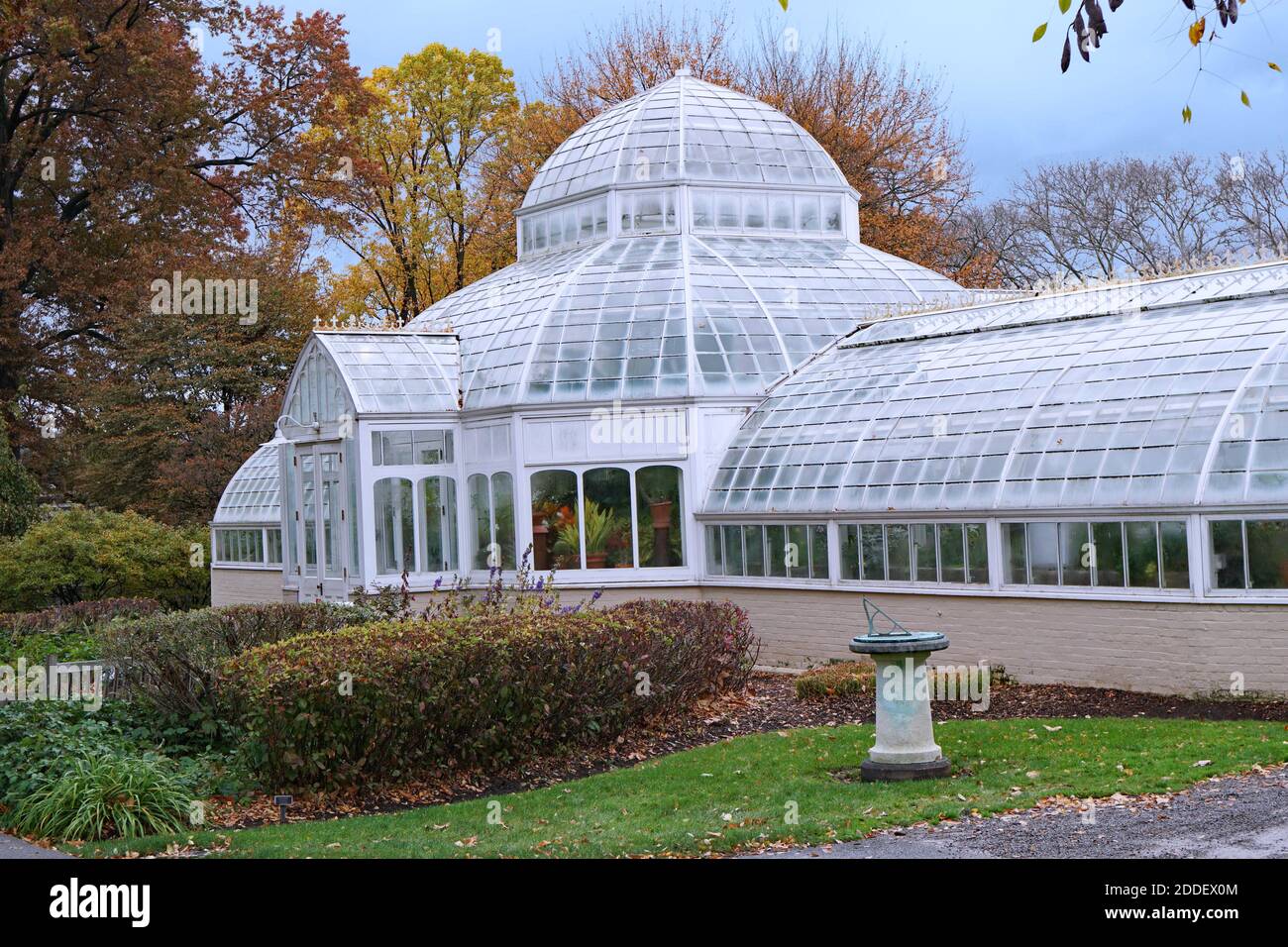 Pittsburgh, USA - 6. November 2019: Das alte Gewächshaus im Garten des Frick Mansion. Stockfoto