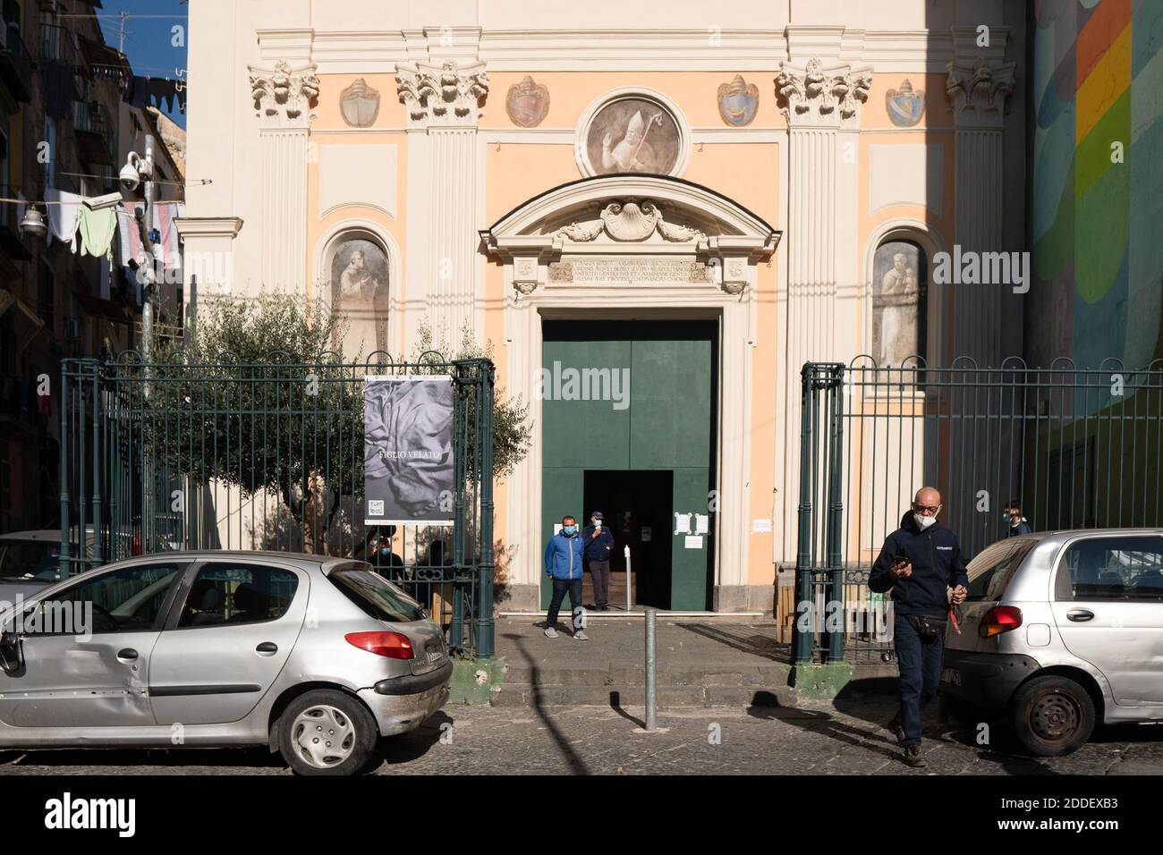 Neapel, Kampanien, Italien. November 2020. Außenansicht der Basilika während der Tests.zu einem ermäßigten Preis, eine Initiative der Stiftung San Gennaro, der Vereinigung "anitÃ diritti Salute" (SaDiSa) mit der Zusammenarbeit von Mele Pharmacy und der dritten Gemeinde von Neapel, Die Bewohner des Bezirks SanitÃ können in der Basilika San Severo auf die Abstrichproben der 'Solidarität' für die Covid 19 zugreifen. Kredit: Valeria Ferraro/SOPA Images/ZUMA Wire/Alamy Live Nachrichten Stockfoto