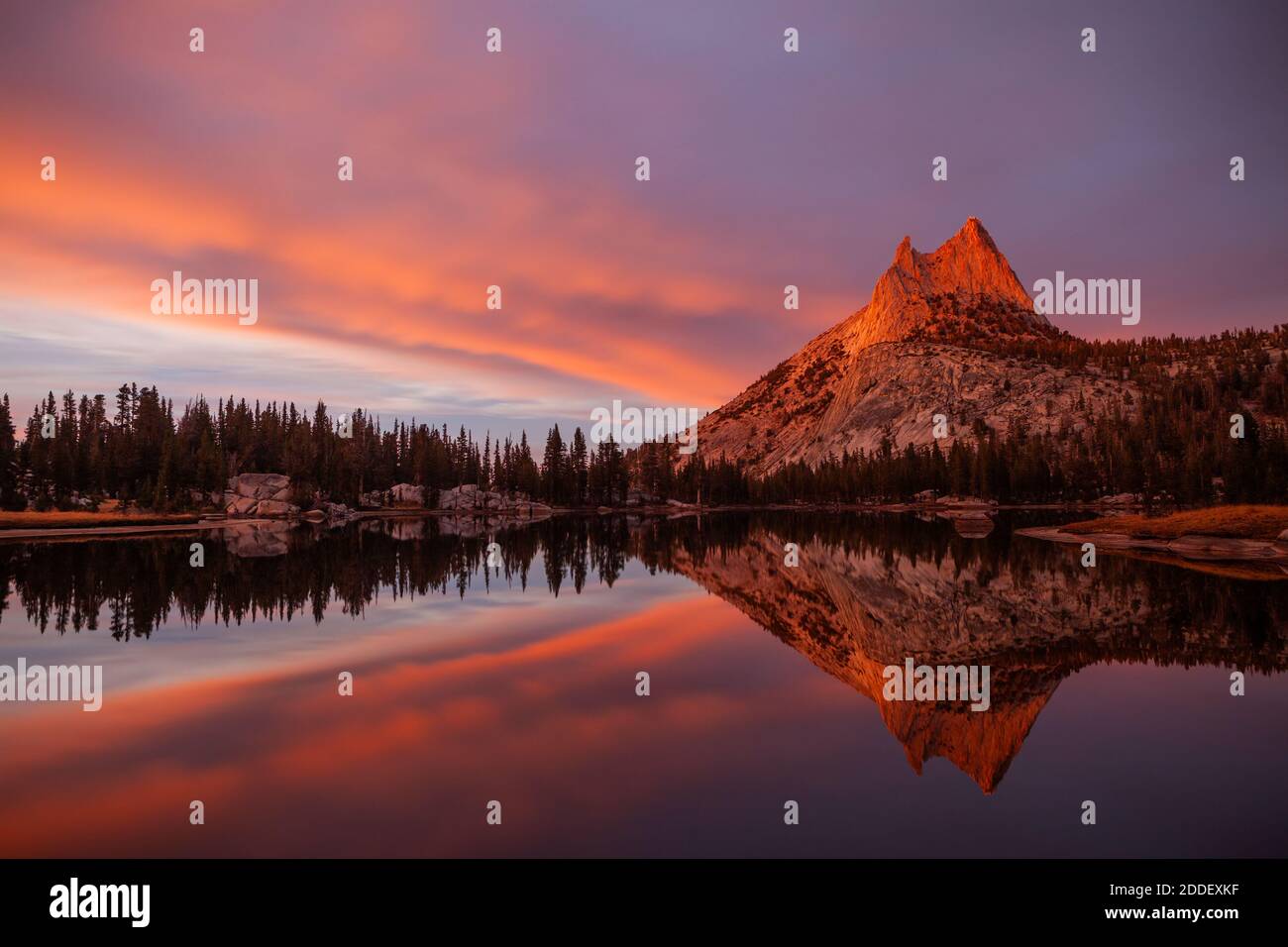 Alpenglühen auf Cathedral Peak mit dramatischem Sonnenuntergang im Upper Cathedral Lake, Yosemite National Park, Kalifornien Stockfoto