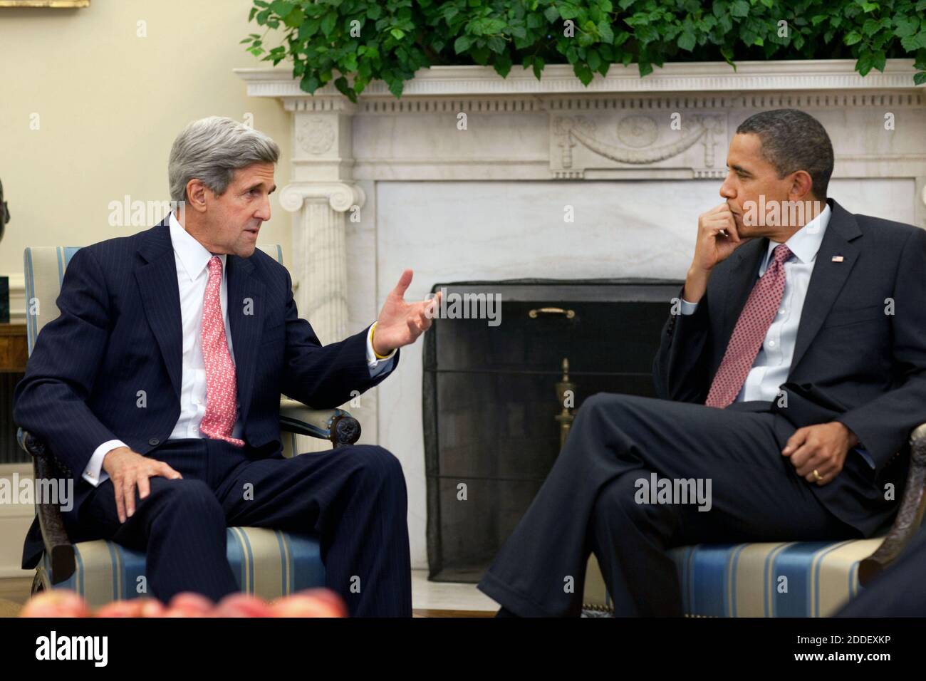 US-Präsident Barack Obama trifft sich im Oval Office mit US-Senator John Kerry (D-MA), der vor kurzem aus Afghanistan zurückgekehrt ist, am Mittwoch, den 21. Oktober 2009. .obligatorische Gutschrift: Pete Souza - Weißes Haus über CNP /MediaPunch Stockfoto