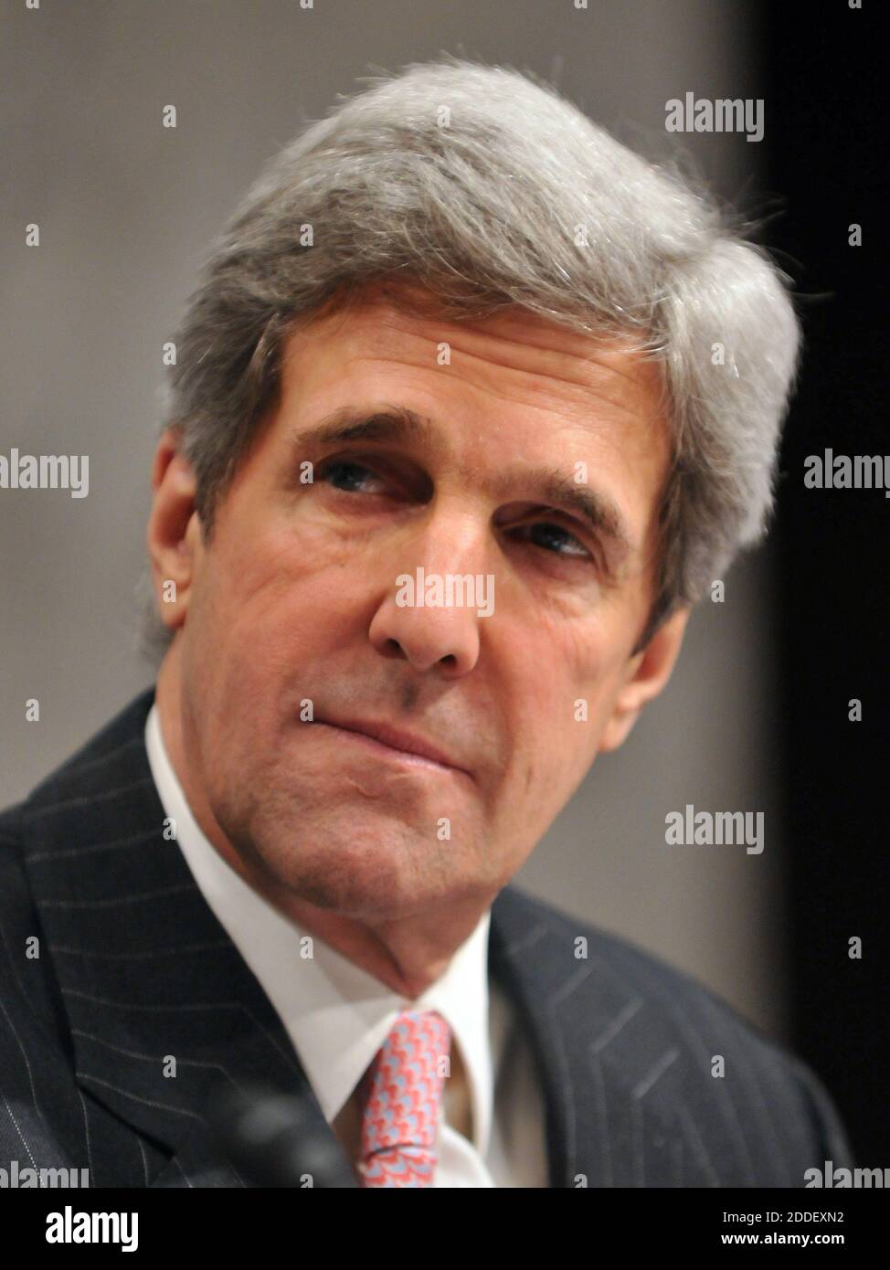 Washington, DC - 15. Januar 2009 -- Vorsitzender John Kerry (Demokrat von Massachusetts) hört zu, wie Dr. Susan Rice vor der Bestätigungsverhandlung des Ausschusses für Außenbeziehungen des US-Senats über ihre Ernennung zum Botschafter der Vereinten Nationen in Washington, D.C., am Donnerstag, 15. Januar 2009, bezeugt. Quelle: Ron Sachs / CNP. /MediaPunch Stockfoto