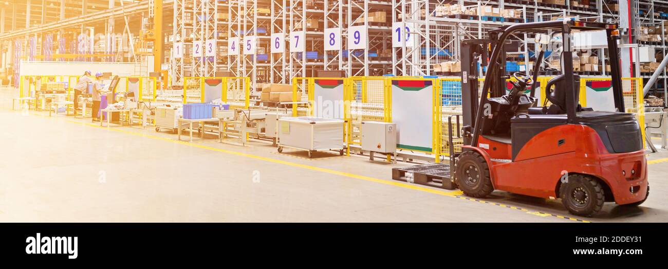 Das Lager voller Waren, Kisten und Regale. Industrielle Background Container Plant Manufacturing stellt Produktions-Pappe-Geschäft her Stockfoto