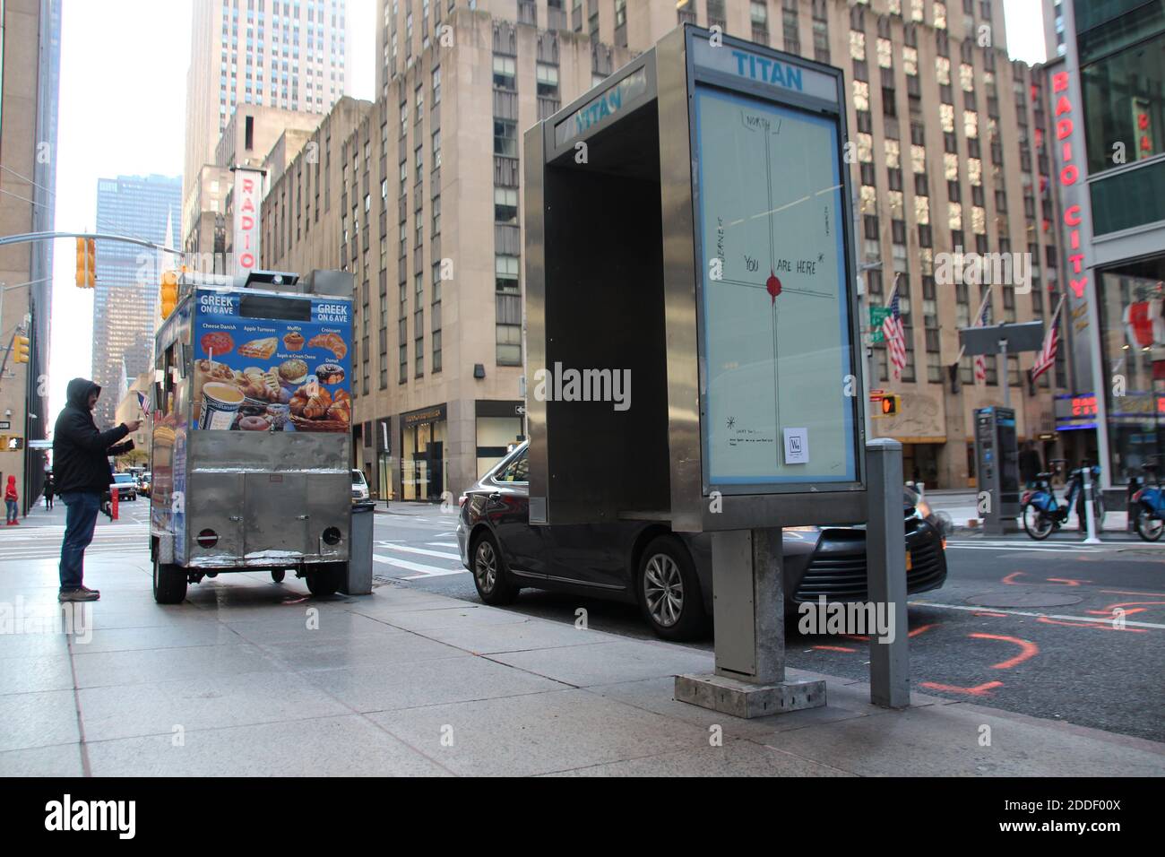 New York, USA. November 2020. Eine Telefonzelle, umgestaltet von dem Künstler Jimmie Durham, steht an der Seite einer Manhattan-Straße. Die Telefonzellen sollen Anfang Januar 2021 demontiert und stattdessen Internet-Säulen für kostenloses WLAN eingerichtet werden. (To dpa 'vor dem Abbau: Künstler entwerfen New Yorker Telefonzellen') Quelle: Christina Horsten/dpa/Alamy Live News Stockfoto