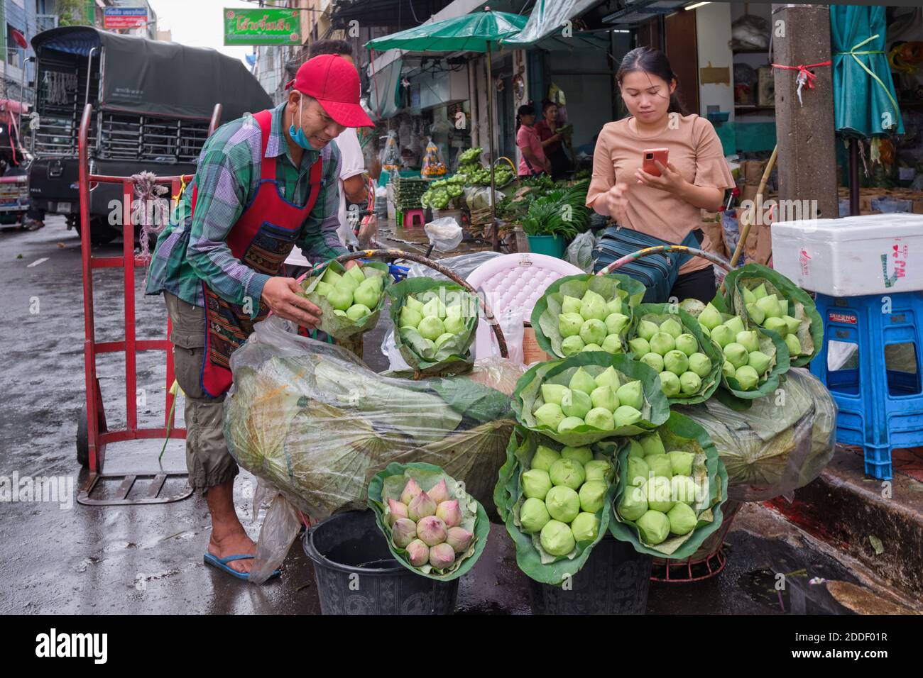 Lotusblüten bei Pak Klong Talaat, einem Blumen-, Obst- und Gemüsemarkt in Bangkok, Thailand; Lotusblumen gelten als Symbole des Buddha Stockfoto