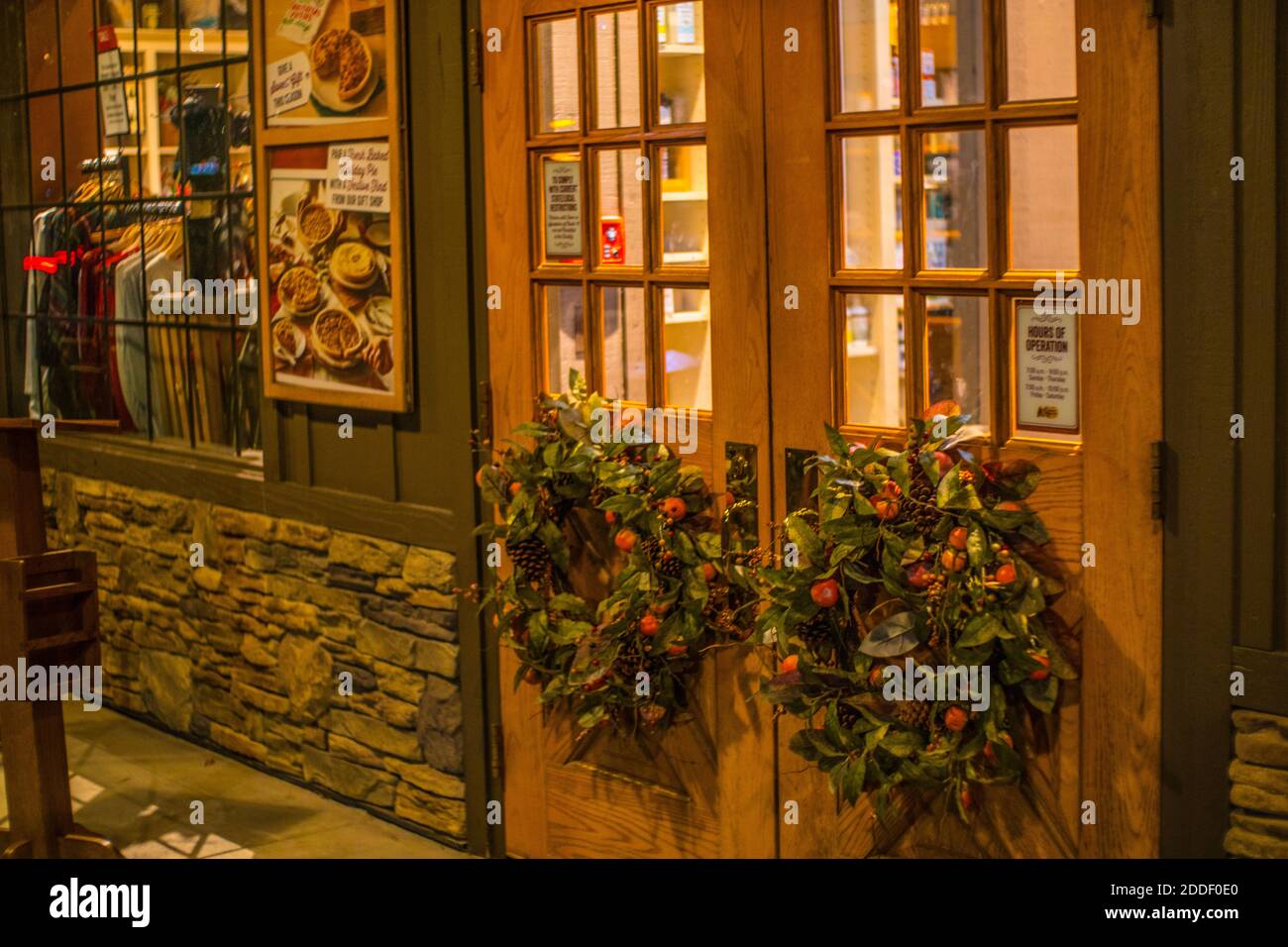 Augusta, GA USA - 11 22 20: Cracker Barrel Restaurant Feiertagskränze an den Vordertüren Stockfoto