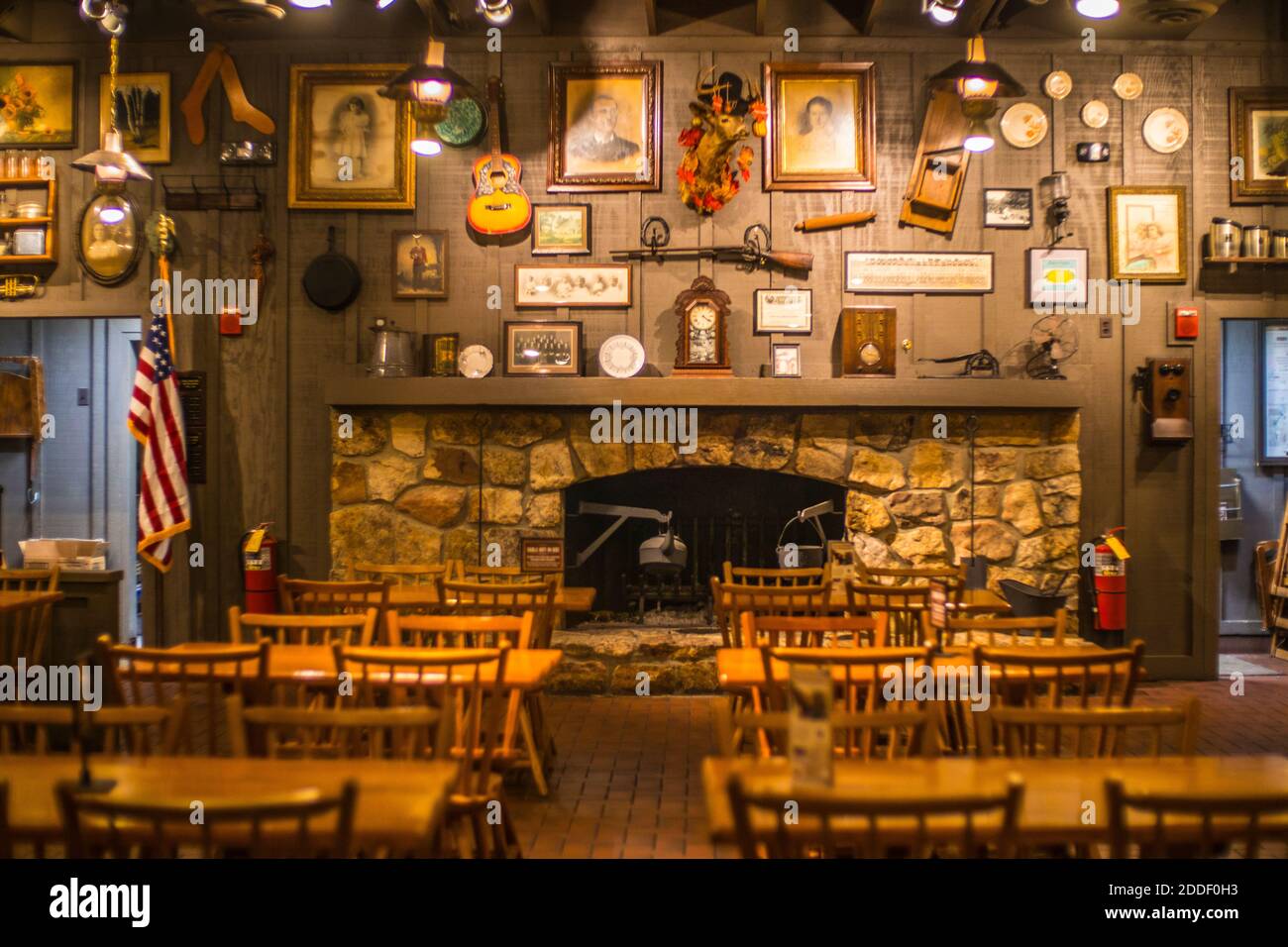 Augusta, GA USA - 11 22 20: Cracker Barrel Restaurant Indoor sozial distanzierte Tische und Stühle und Kamin Stockfoto