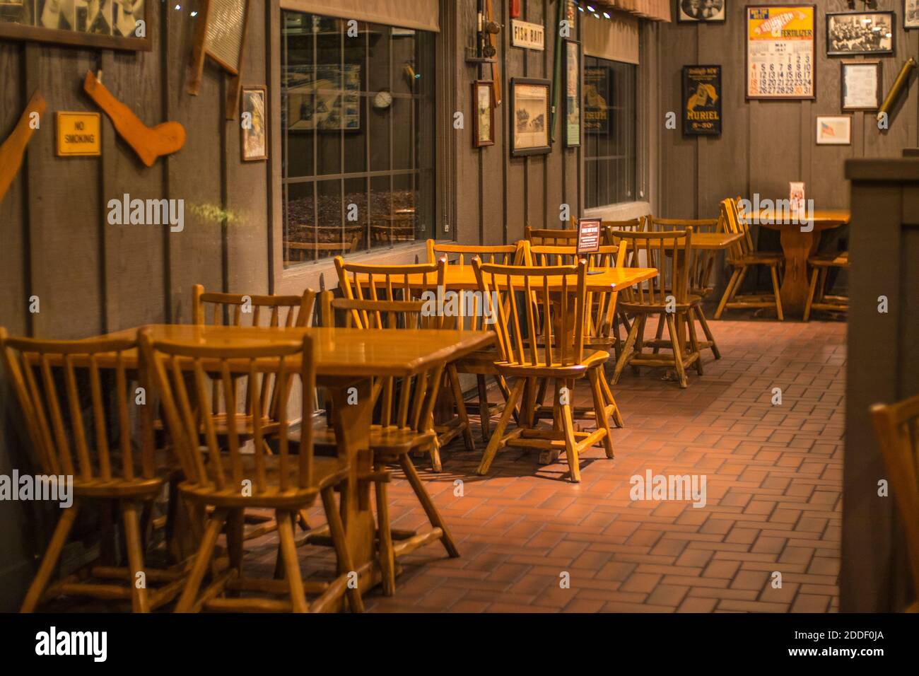 Augusta, GA USA - 11 22 20: Cracker Barrel Restaurant Indoor sozial distanzierte Tische und Stühle Stockfoto