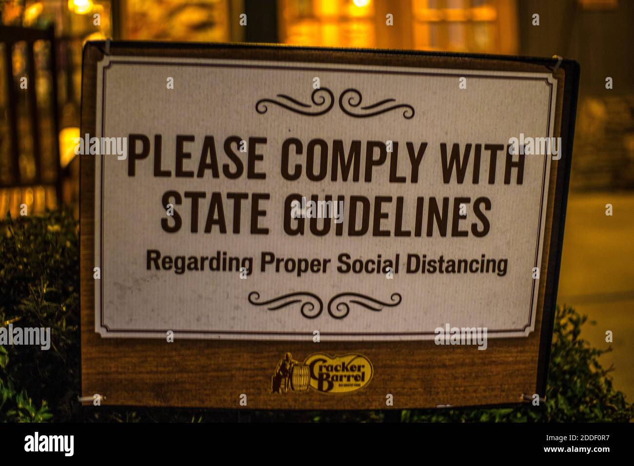 Augusta, GA USA - 11 22 20: Cracker Barrel Restaurant covid-19 Rasenschild Stockfoto