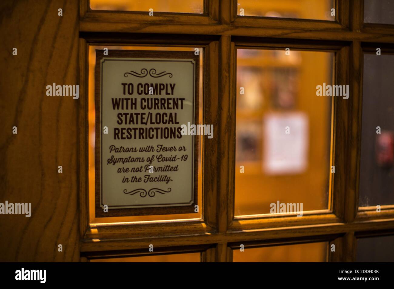 Augusta, GA USA - 11 22 20: Cracker Barrel Restaurant covid-19 Schild an der Tür Stockfoto