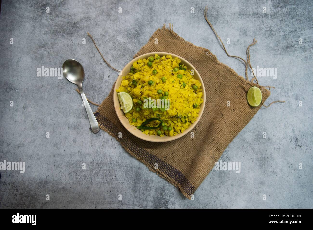 Nordindische Delikatesse Poha oder abgeflachten Reis in einer Schüssel auf einem Hintergrund. Stockfoto