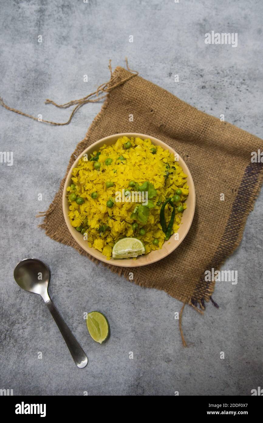 Indisches Essen Poha oder abgeflachten Reis in einer Schüssel auf einem Hintergrund. Stockfoto
