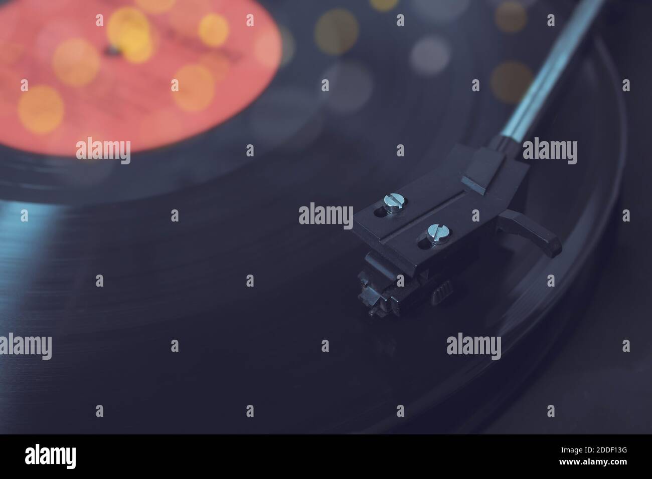 Xmas Platte auf Grammophon. Festliches Bokeh. Hygge lifestile. Stockfoto