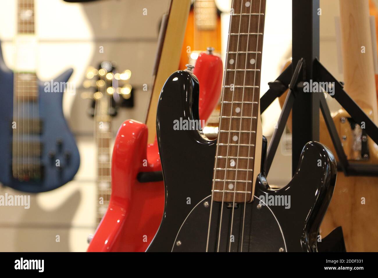 E-Gitarren in einem Musikinstrumentengeschäft Stockfoto
