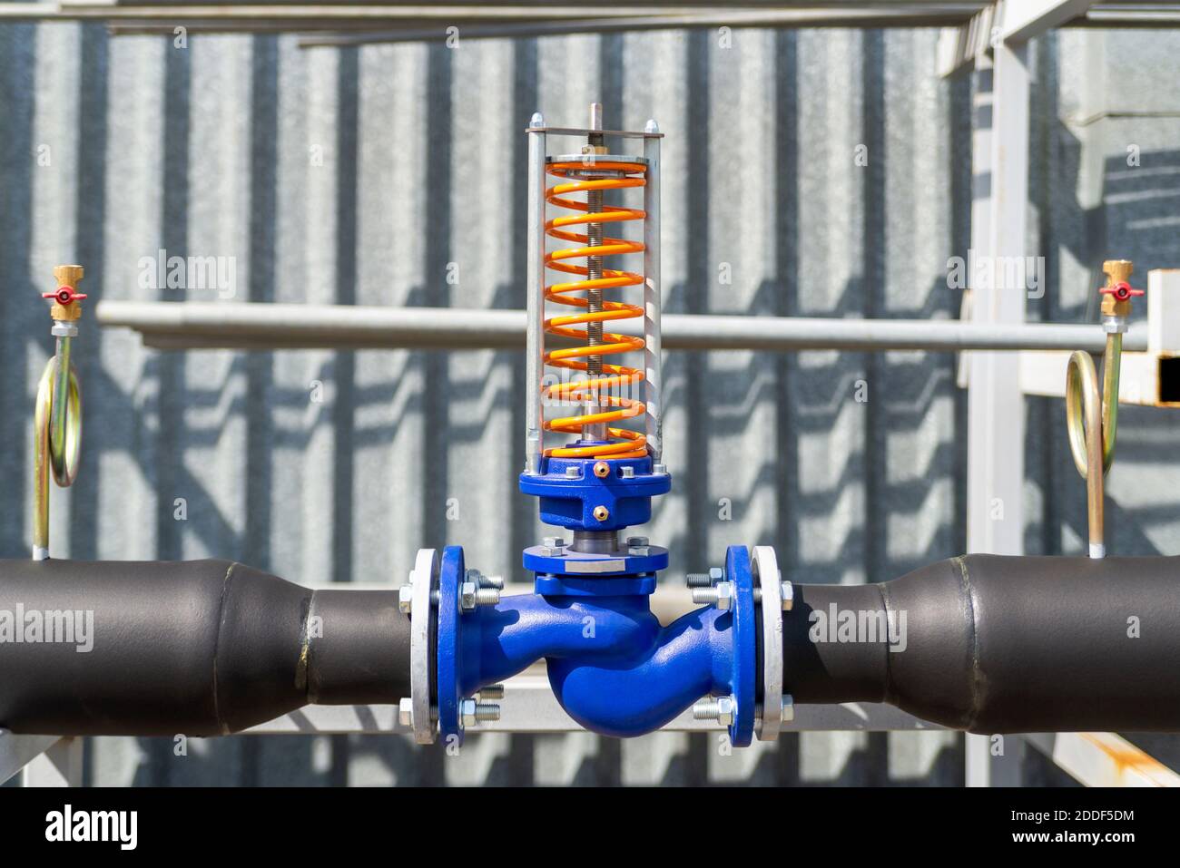 Regelstation mit Druckbegrenzungsventilen, Instrumentierung und Druckregelventilen. Stockfoto