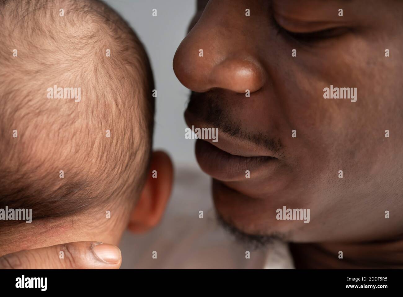 Nahaufnahme, schwarzer Vater hält Mulatto Baby. Gemischtes Familienkonzept. Hochwertige Fotos Stockfoto