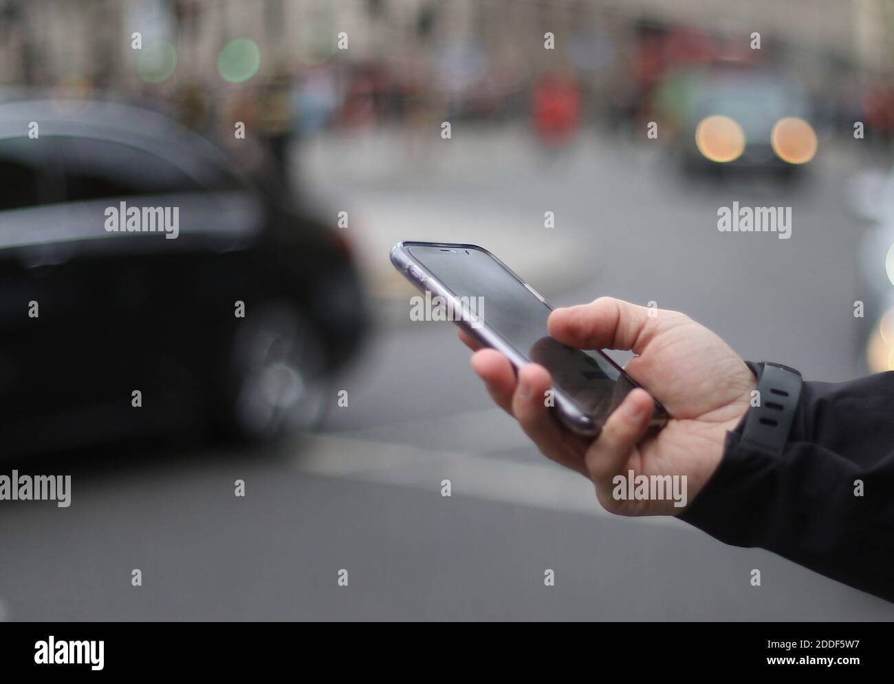 Datei Foto vom 03/02/20 einer Person, die ihr Telefon. Experten haben einen enormen Anstieg der islamistischen und rechtsextremen Propaganda in den sozialen Medien gesehen, da Extremisten versuchen, ein gefangenes Publikum während der Sperre auszubeuten. Stockfoto