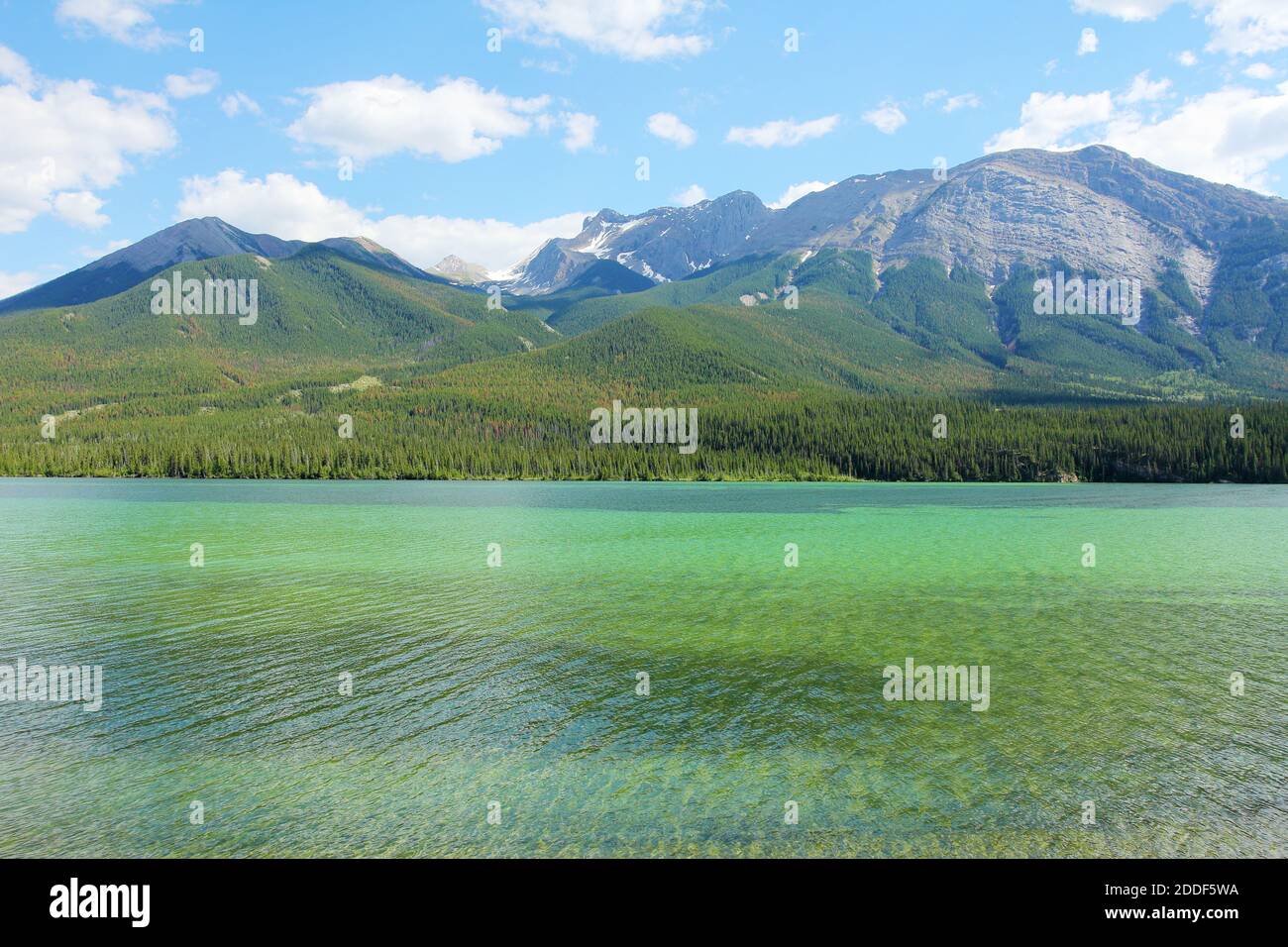 Ein Blick auf die Berge mit kühlem Gletscherwasser. Stockfoto