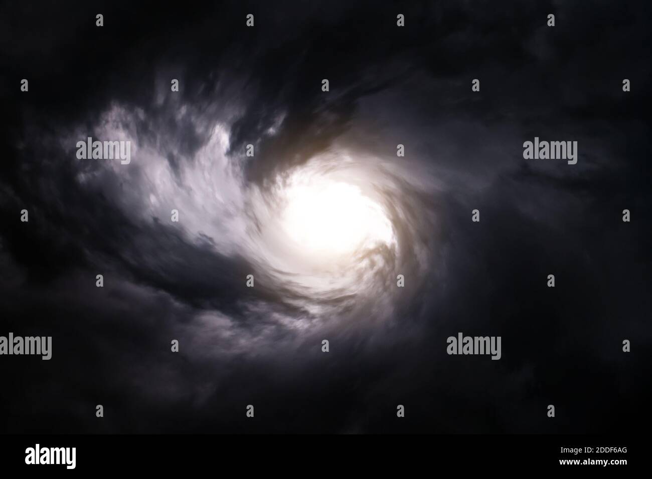 Verschwommener Wirbelwind in den dunklen Sturmwolken Stockfoto
