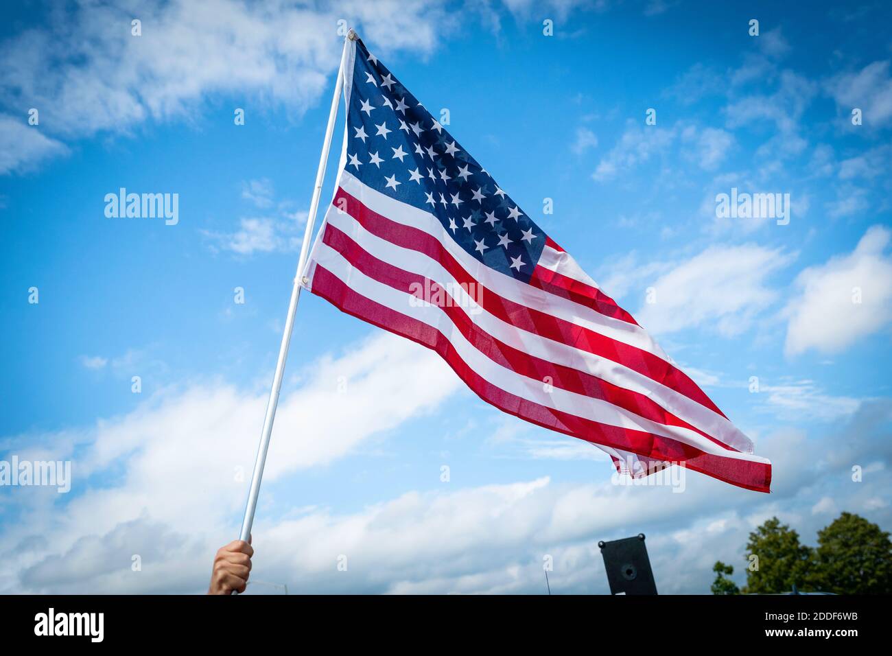 KANSAS CITY, KS, USA - 22. September 2019 - EIN Unterstützer von Joe Biden schwenkt bei seinem Besuch eine US-Flagge, um einen UAW (United Allied Workers Strike in Ka Stockfoto