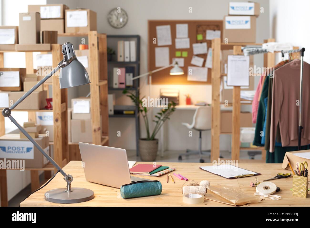 Bild von leerem Arbeitsplatz mit Laptop und Dokumenten bei Modern Büro Stockfoto