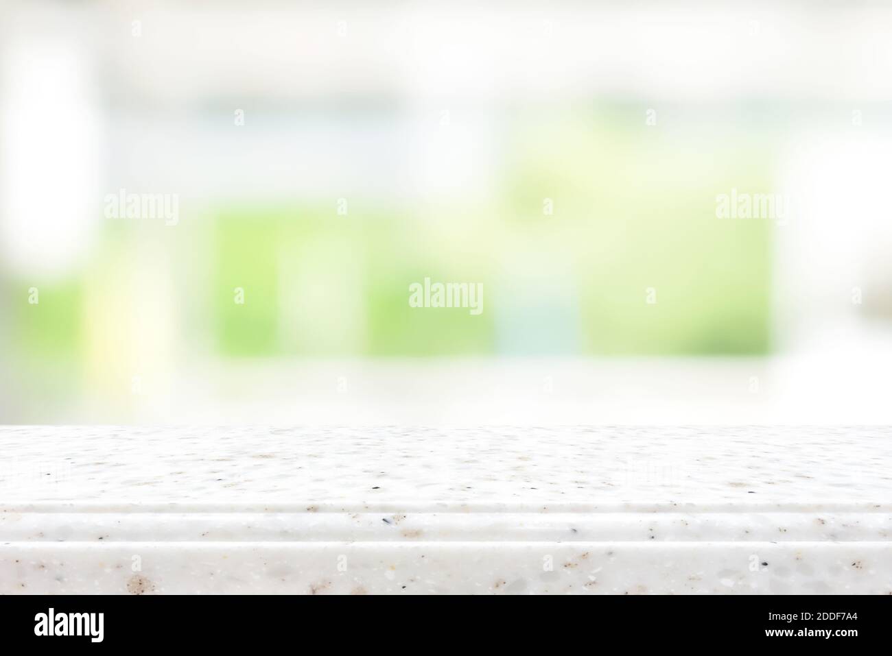 Steinarbeitsfläche (Insel) auf unscharfen Küchenfenster Hintergrund - Dose Zur Anzeige oder Montage Ihrer Produkte (Lebensmittel) auf Oben Stockfoto