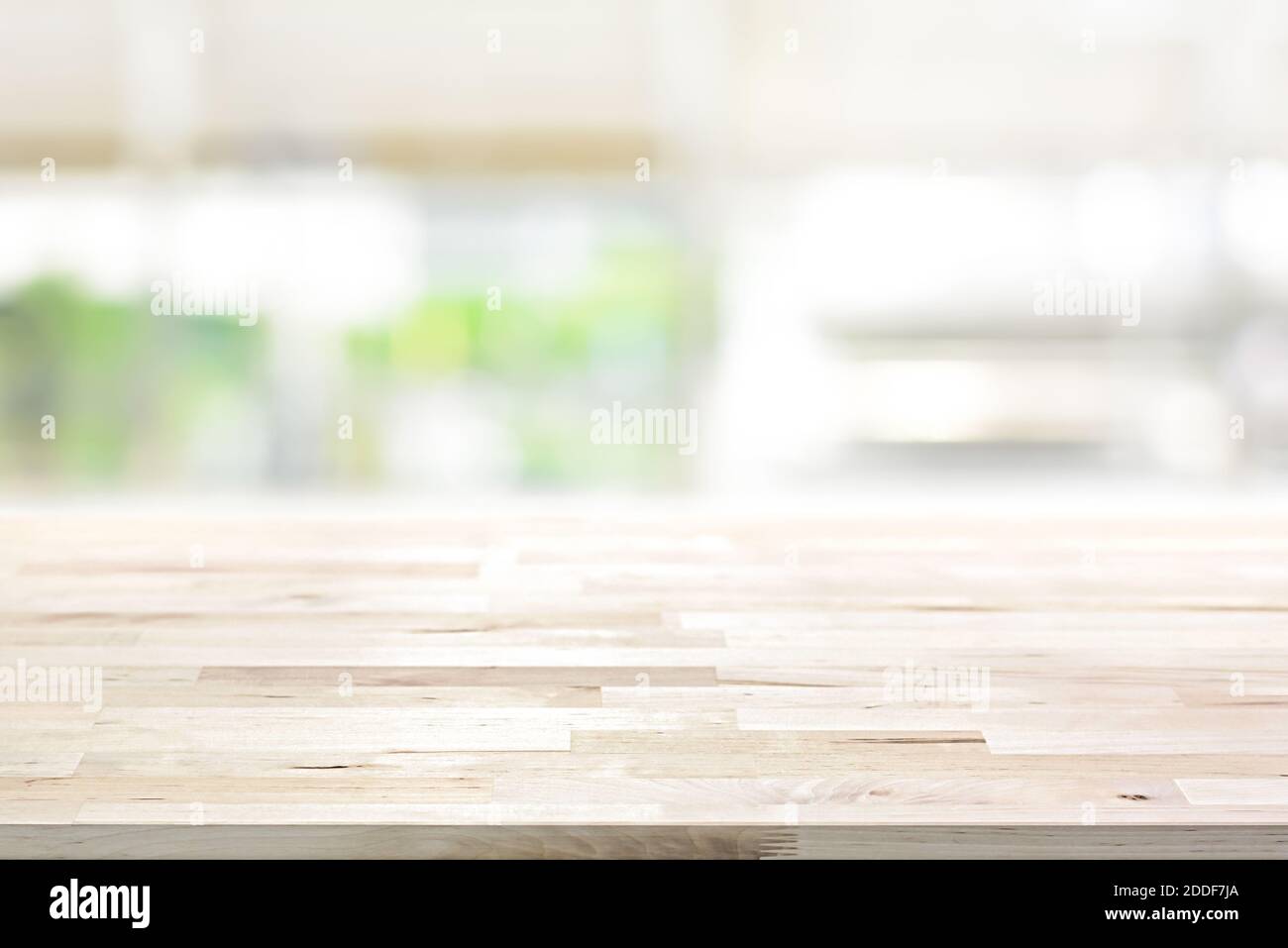 Holztischplatte auf verwackelte Küchenfenster Hintergrund - kann Für die Anzeige oder Montage Ihrer Produkte (oder Lebensmittel) verwendet werden Stockfoto