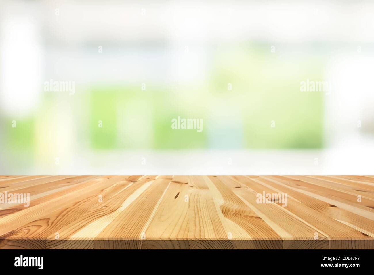 Holztischplatte auf hellgrünem Hintergrund aus der Küche Fenster - kann zur Anzeige oder Montage Ihres verwendet werden Produkte (oder Lebensmittel) Stockfoto