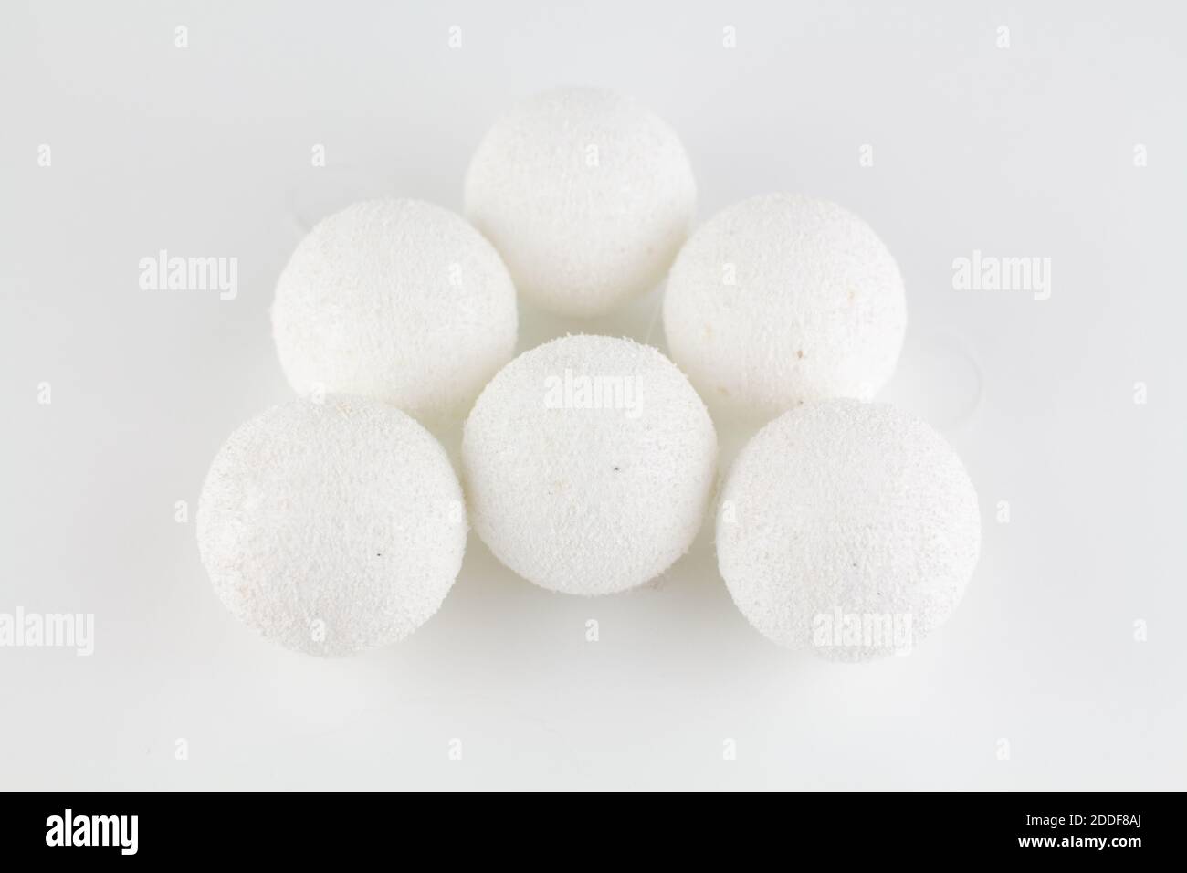 Eine weiße Schneebälle auf dem weihnachtsbaum Stockfoto
