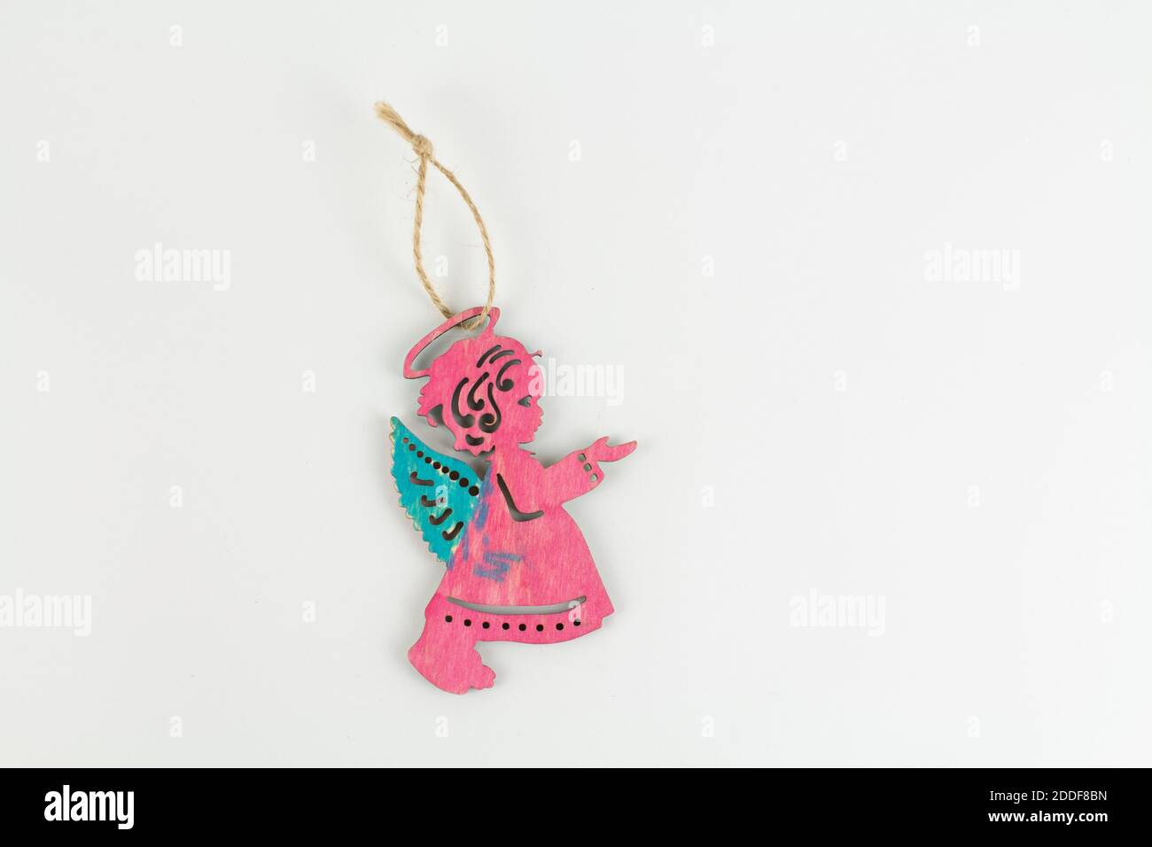 Ein Holzengel für weihnachtsbaum auf weiß Stockfoto