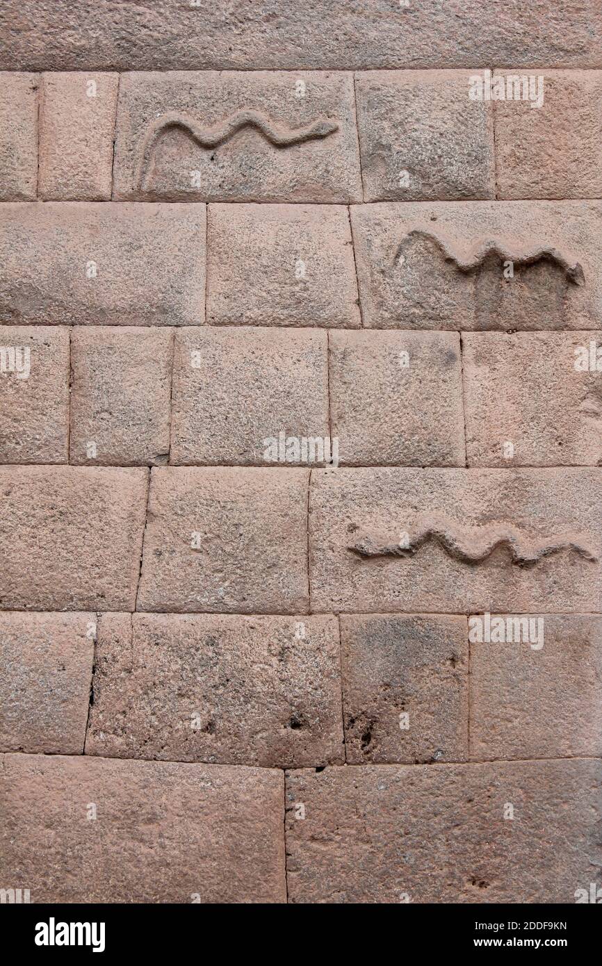Schlangen in Inka-Steinarbeiten des Nazarenas-Palastes, Cusco, Peru Stockfoto