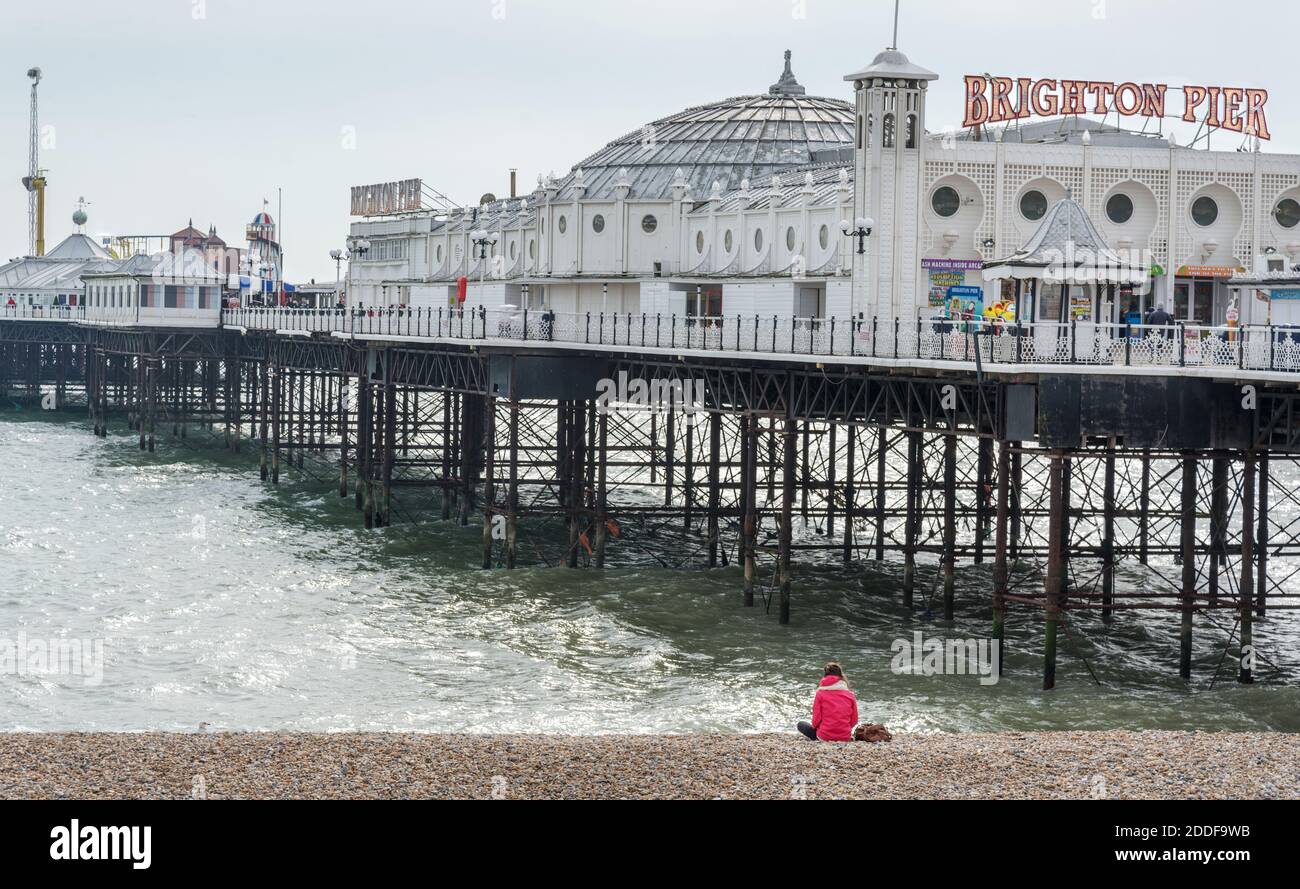 Brighton Pier und Strand, Nebensaison im späten Winter, Brighton, East Sussex, England, Großbritannien. Stockfoto
