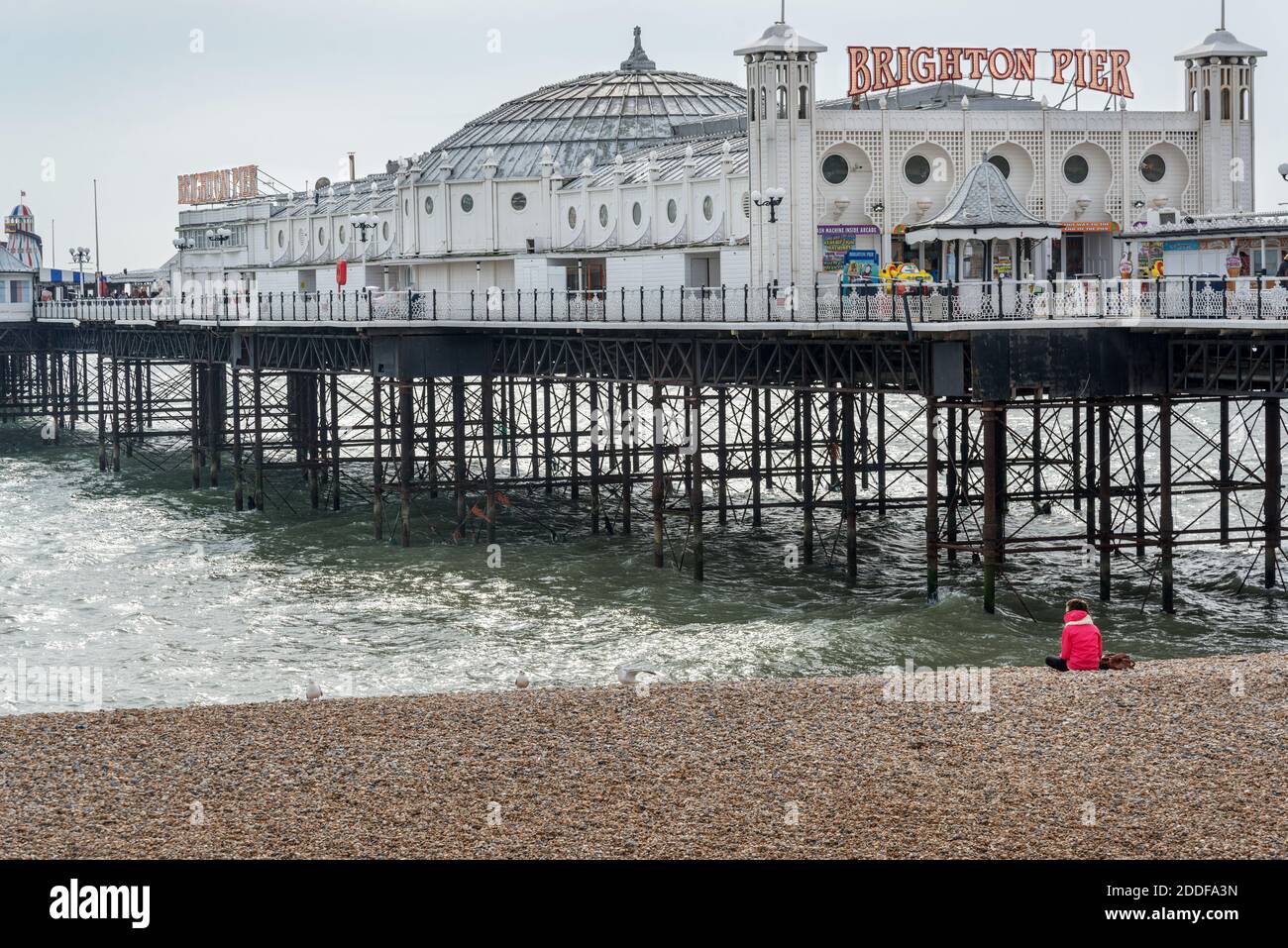 Brighton Pier und Strand, Nebensaison im späten Winter, Brighton, East Sussex, England, Großbritannien. Stockfoto