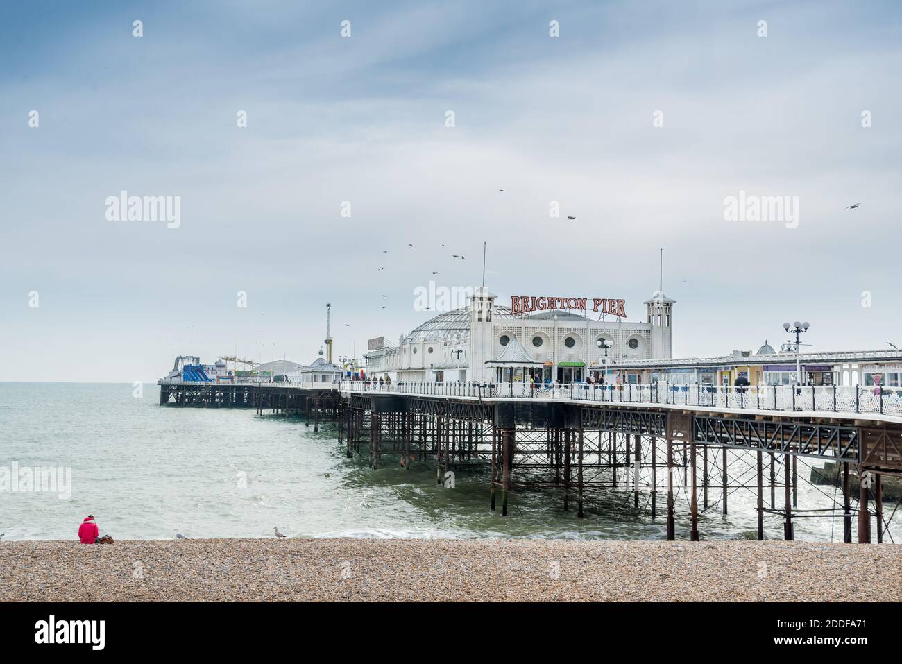 Brighton Pier und Strand, Nebensaison im späten Winter, Brighton, East Sussex, England, Großbritannien. Stockfoto