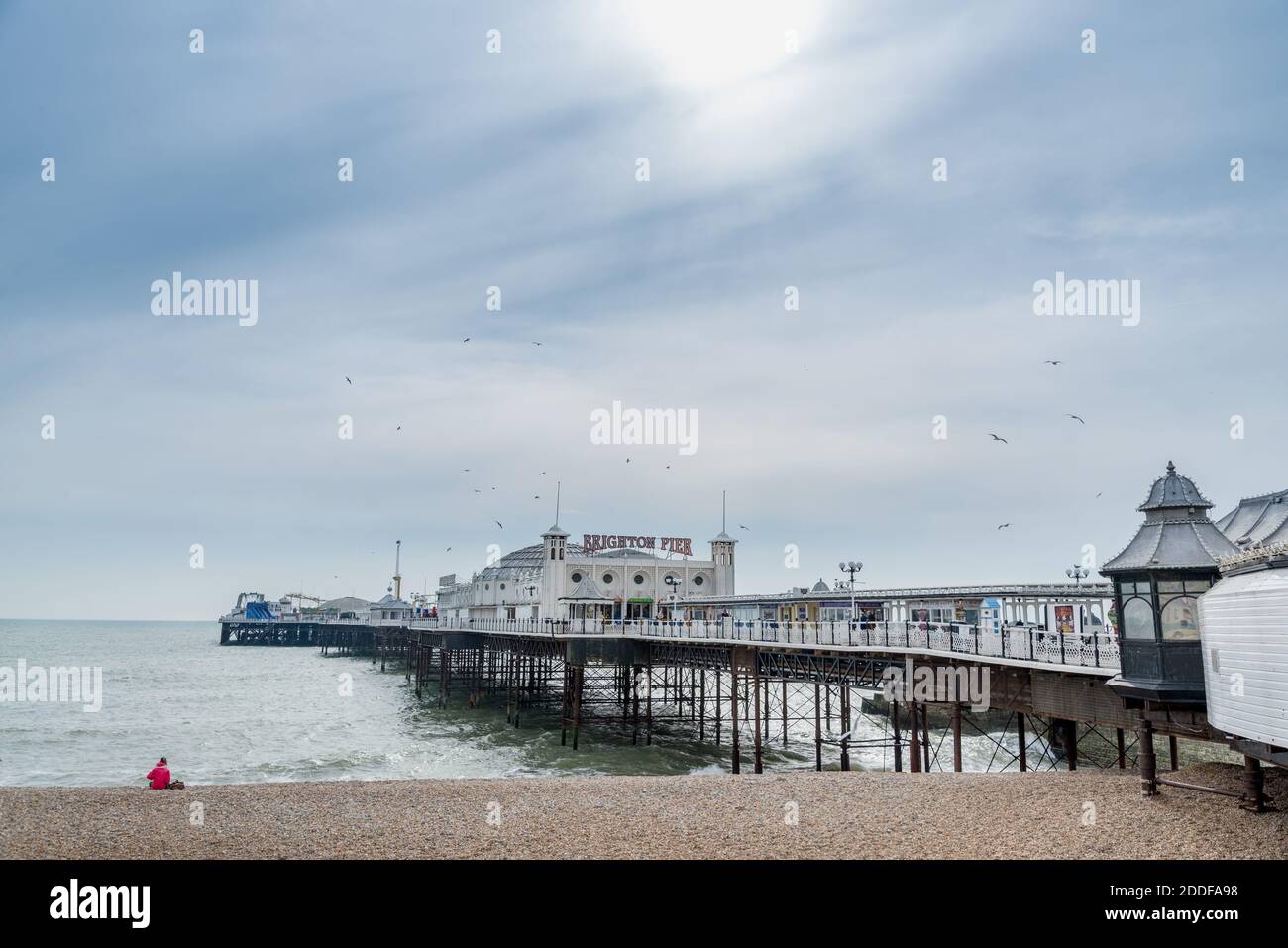 Brighton Pier und Strand, Nebensaison im späten Winter, Brighton, East Sussex, England, Großbritannien. Stockfoto