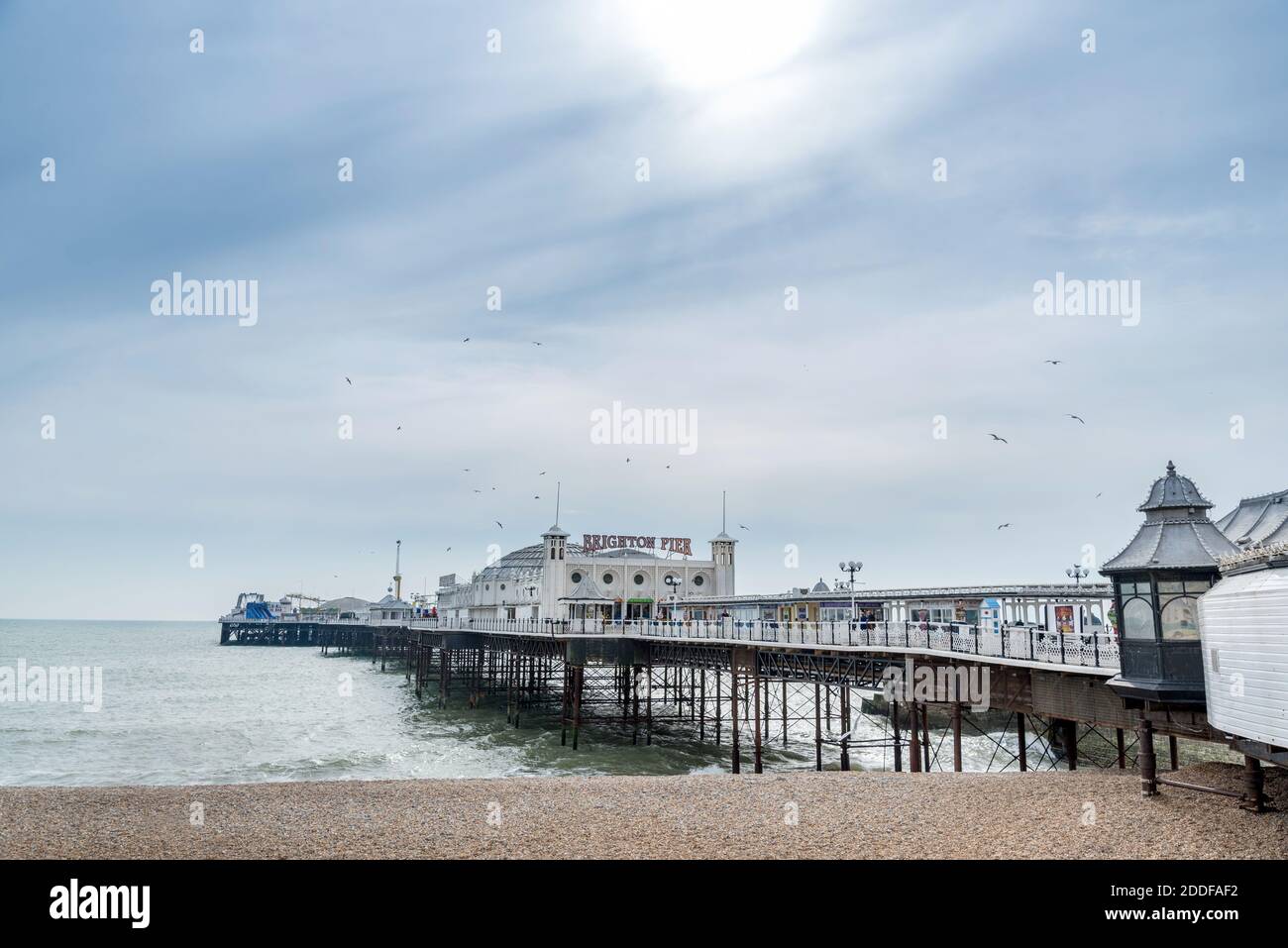 Brighton Pier und Strand, Nebensaison im späten Winter, Brighton, East Sussex, England, Großbritannien. Stockfoto