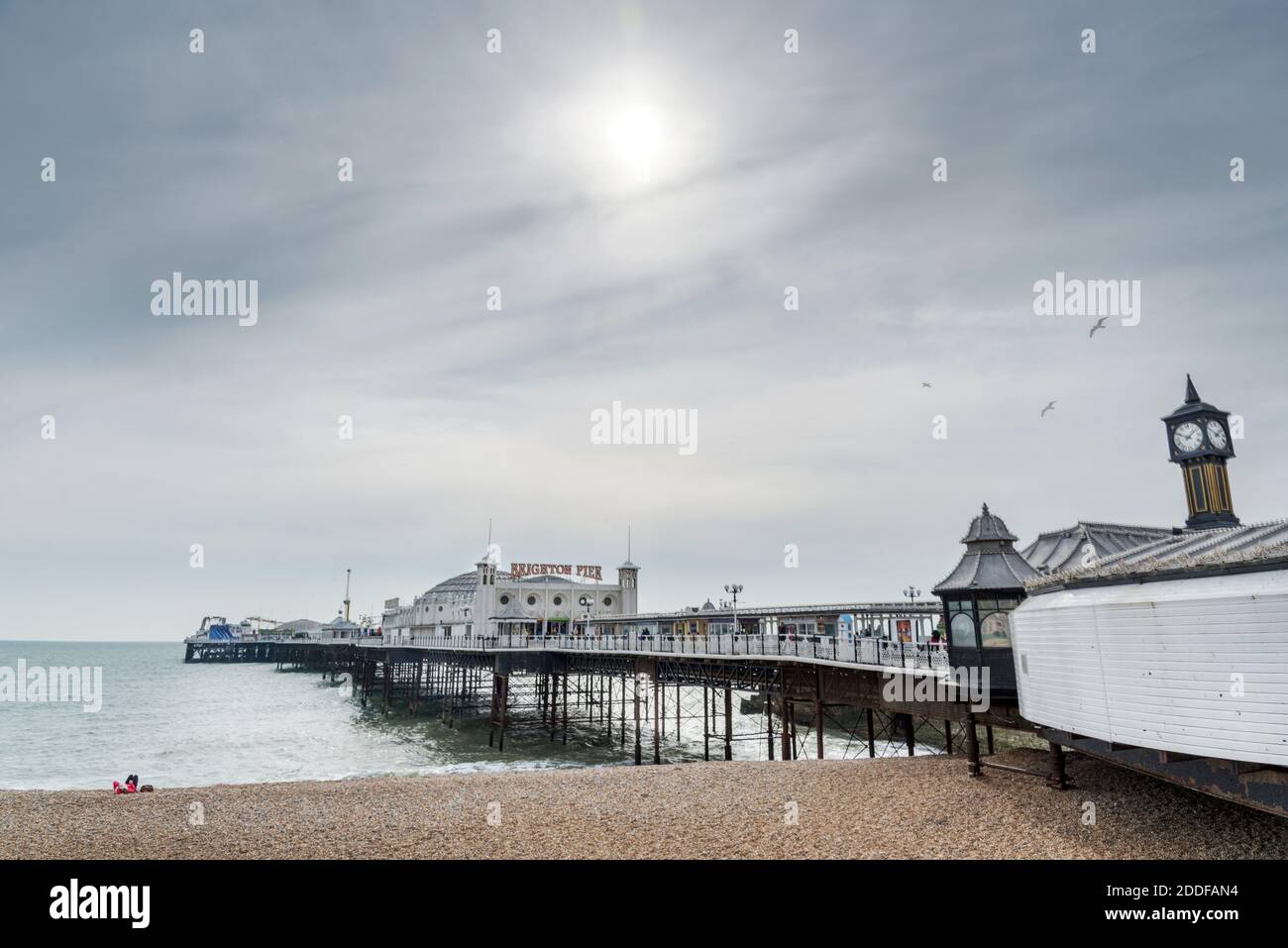 Brighton Pier und Strand, Nebensaison im späten Winter, Brighton, East Sussex, England, Großbritannien. Stockfoto