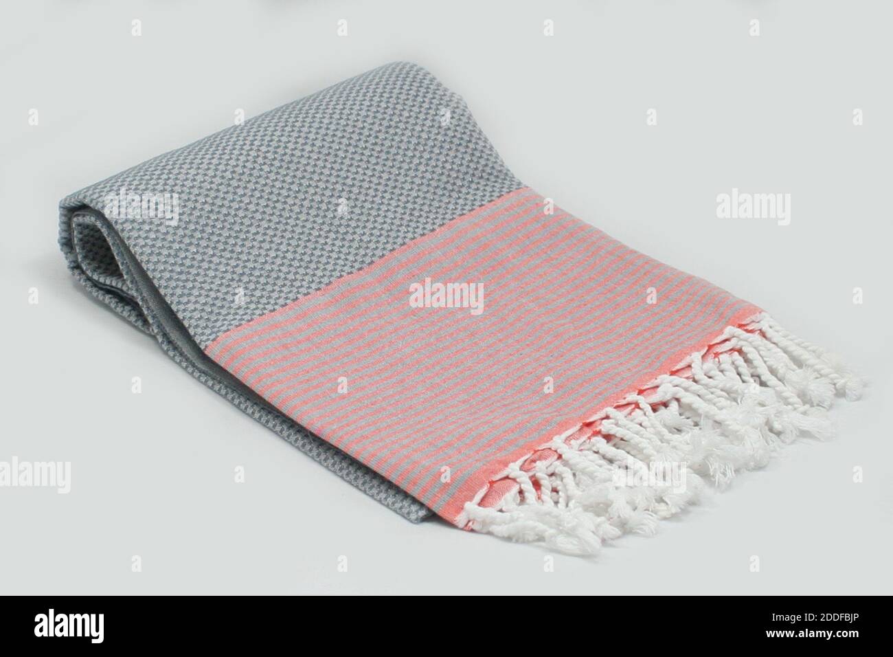 Peshtemal türkisches Bad Baumwolle Handtuch gefaltet Textil. Schöne helle Farben mit natürlichem Licht Hintergrund. Perfekter Online-Markt Digital Shop Verkäufe. Stockfoto