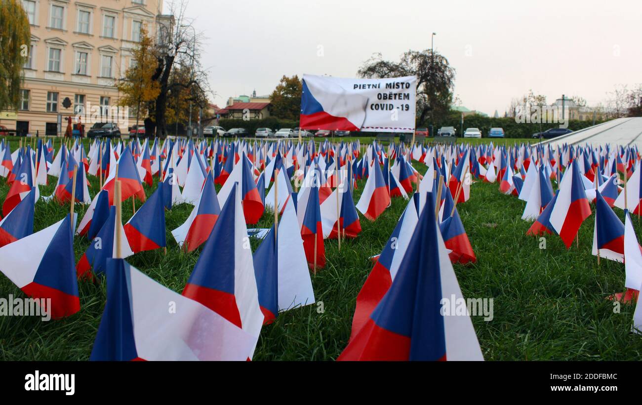 Hunderte Flaggen zum Gedenken an die Toten von Covid-19 in der Tschechischen Republik in Prag, 24. November 2020. (CTK Photo/Milos Ruml) Stockfoto