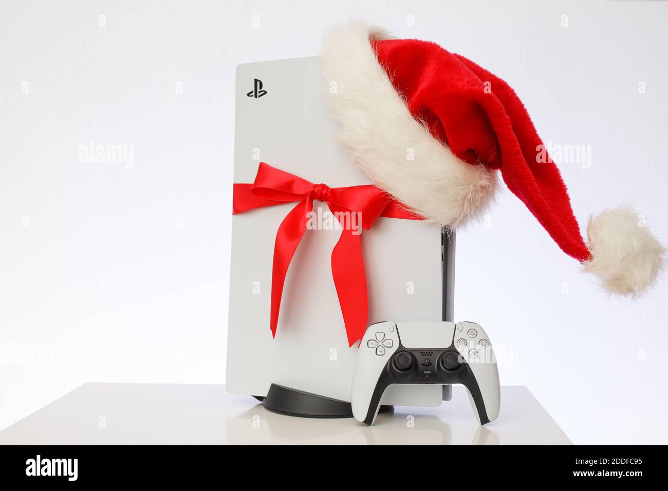 Sony PlayStation 5 Spielkonsole auf schwarzem Hintergrund. Geschenkausgabe mit rotem Band schwarz freitag und Weihnachten Deal Stockfoto