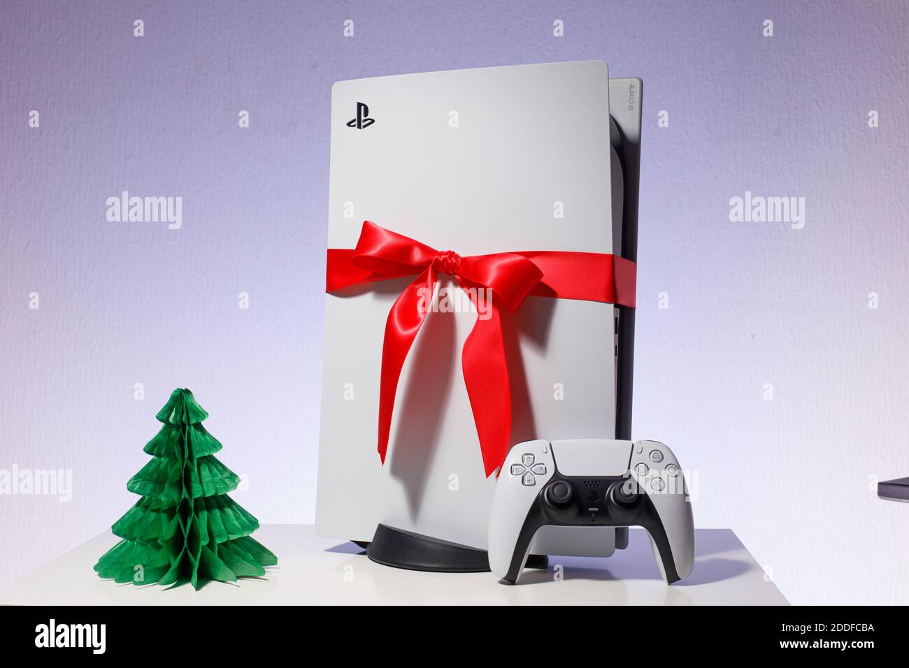 Sony PlayStation 5 Spielkonsole auf schwarzem Hintergrund. Geschenkausgabe mit rotem Band schwarz freitag und Weihnachten Deal Stockfoto