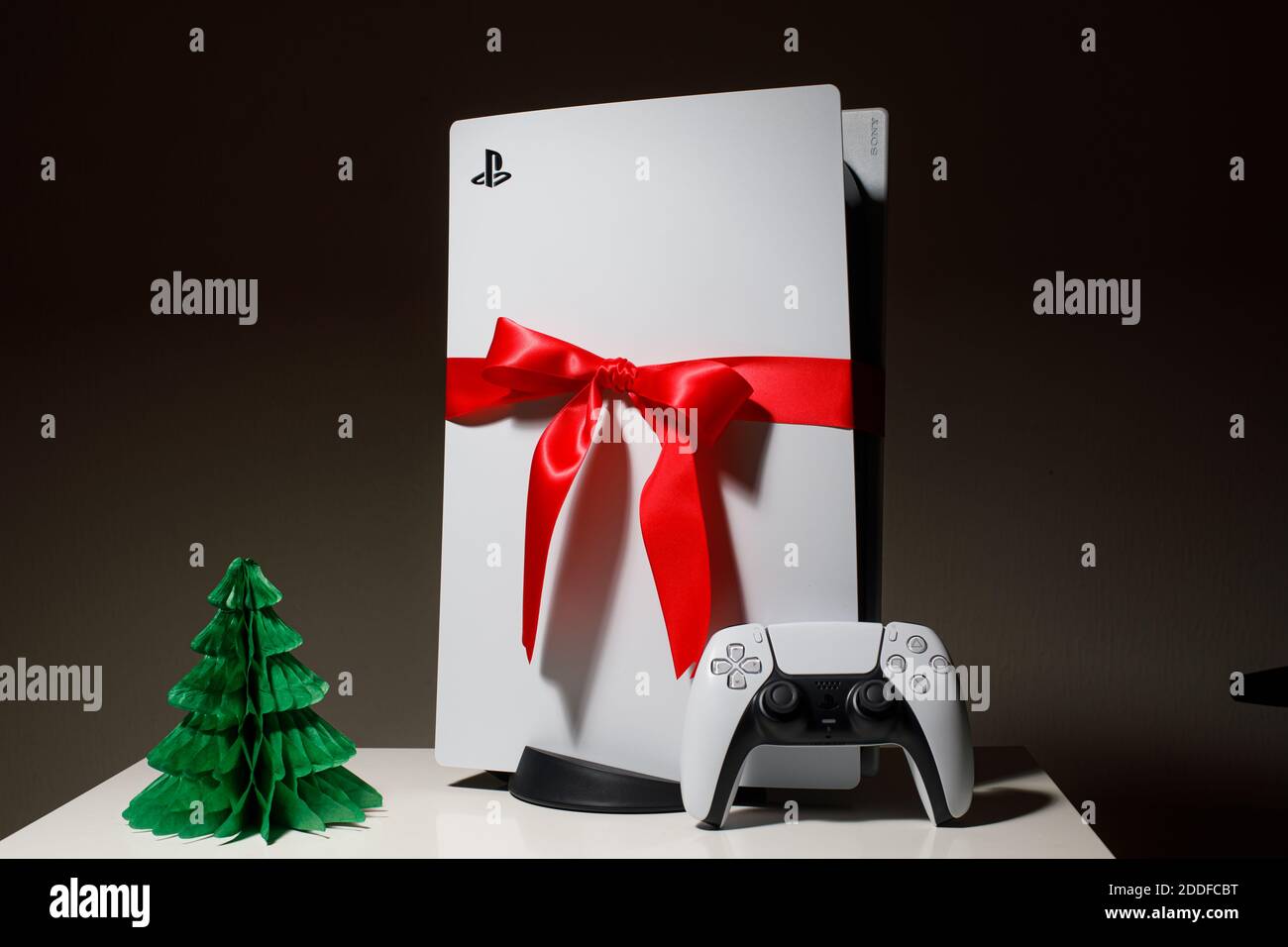 Sony PlayStation 5 Spielkonsole auf schwarzem Hintergrund. Geschenkausgabe mit rotem Band schwarz freitag und Weihnachten Deal Stockfoto
